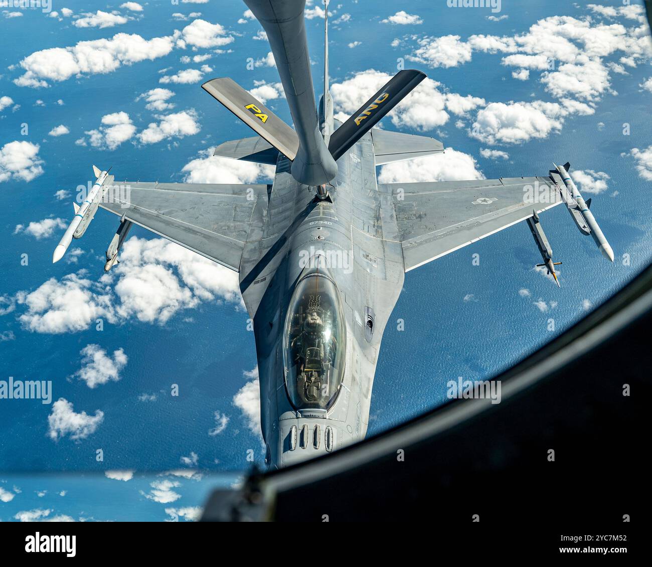 Atlantic City, Usa. 10. Oktober 2024. Ein F-16C-Kampfflugzeug der U.S. Air Force mit den Jersey Devils des 177th Fighter Wing, betankt aus einem KC-135 Stratotanker-Flugzeug, 10. Oktober 2024 vor Atlantic City, New Jersey. Kredit: TSgt. Zoe Wockenfuss/USA Air Force/Alamy Live News Stockfoto