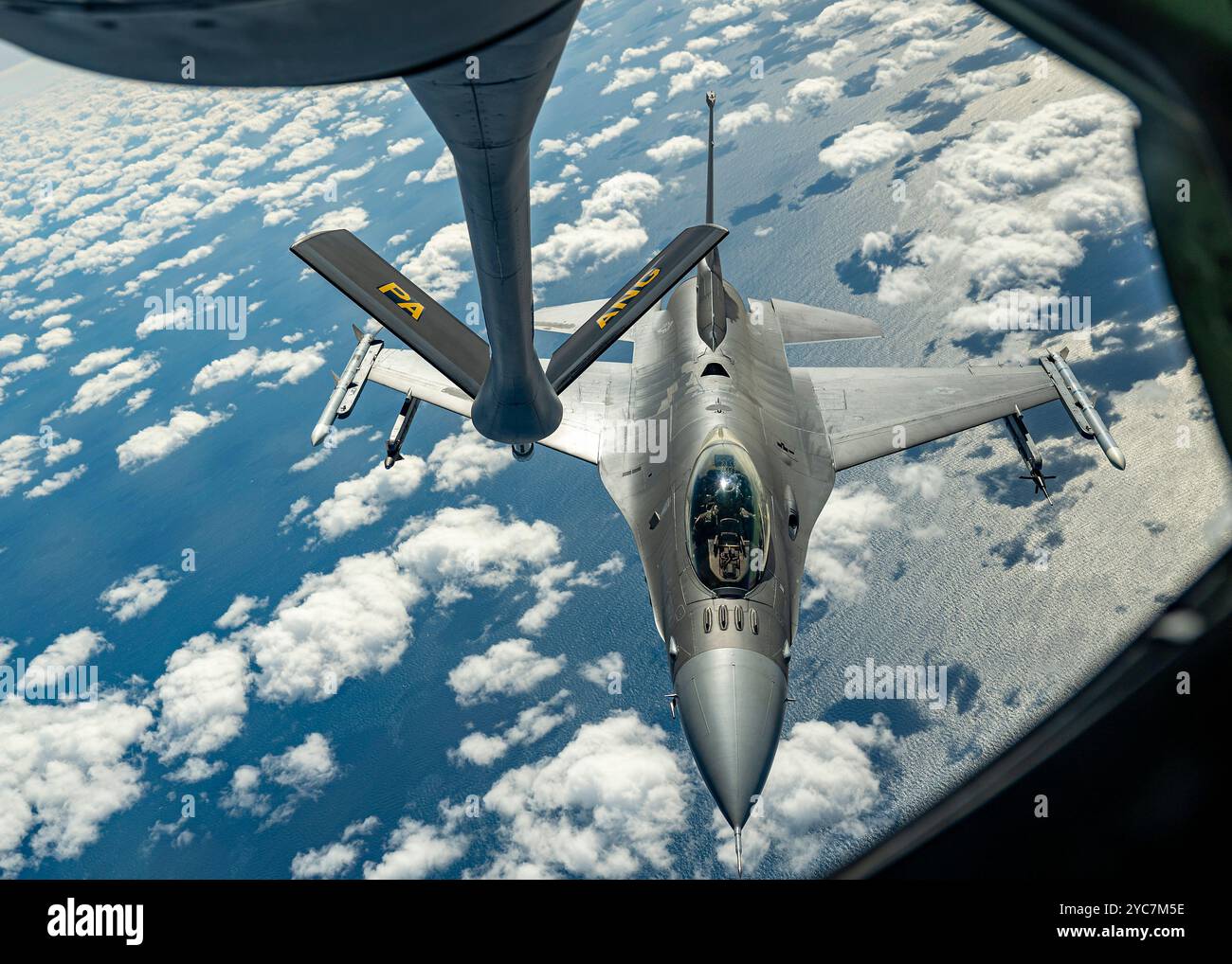 Atlantic City, Usa. 10. Oktober 2024. Ein F-16C-Kampfflugzeug der U.S. Air Force mit den Jersey Devils des 177th Fighter Wing, nähert sich dem Auftanken von einem KC-135 Stratotanker-Flugzeug, 10. Oktober 2024 vor Atlantic City, New Jersey. Kredit: TSgt. Zoe Wockenfuss/USA Air Force/Alamy Live News Stockfoto