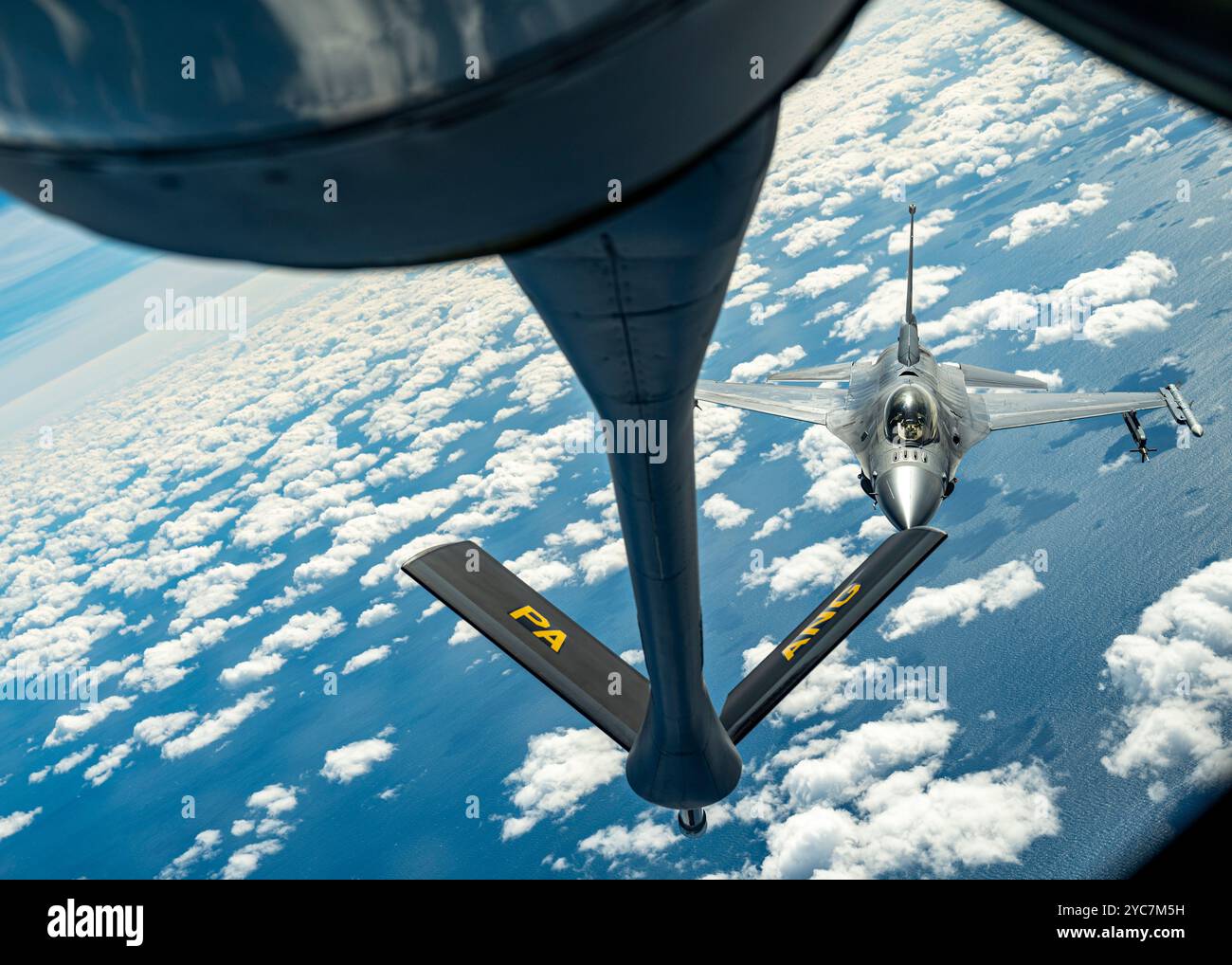 Atlantic City, Usa. 10. Oktober 2024. Ein F-16C-Kampfflugzeug der U.S. Air Force mit den Jersey Devils des 177th Fighter Wing, nähert sich dem Auftanken von einem KC-135 Stratotanker-Flugzeug, 10. Oktober 2024 vor Atlantic City, New Jersey. Kredit: TSgt. Zoe Wockenfuss/USA Air Force/Alamy Live News Stockfoto