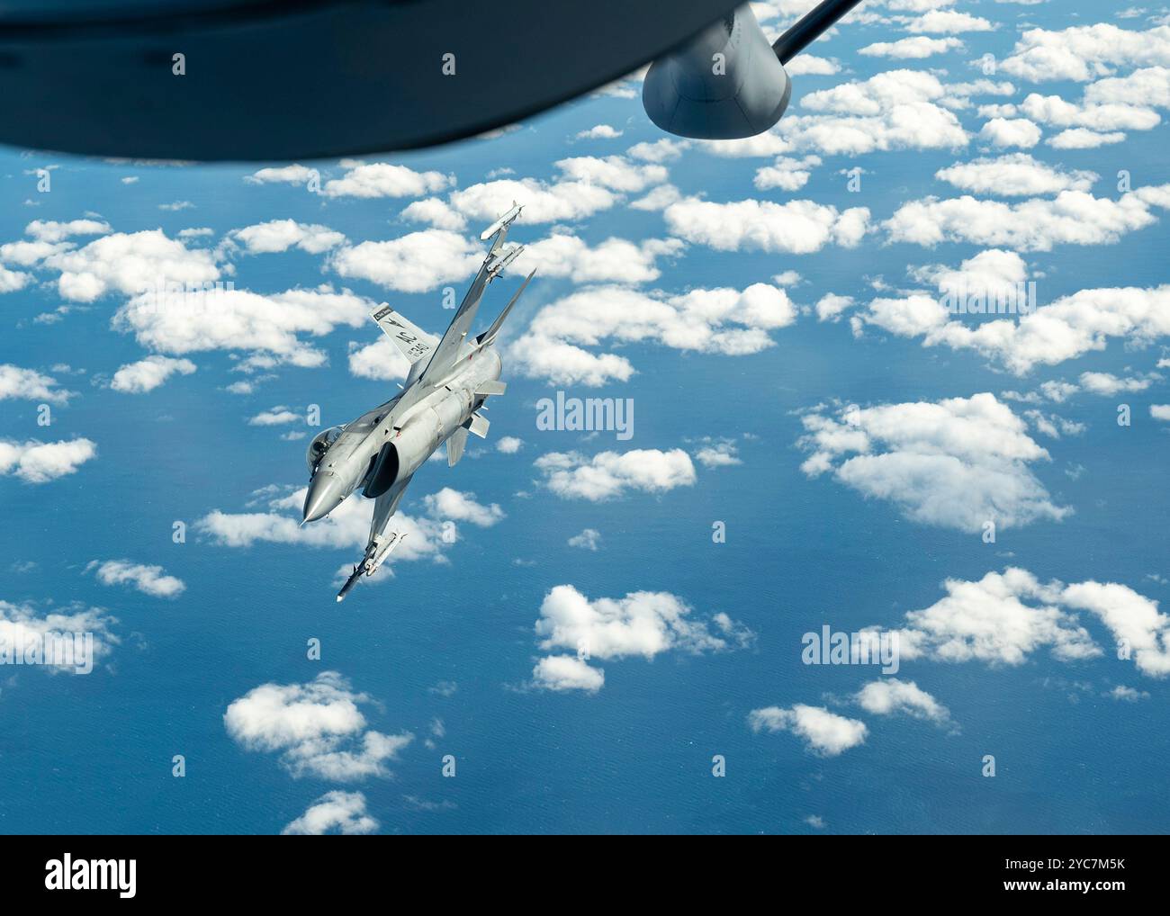 Atlantic City, Usa. 10. Oktober 2024. Ein F-16C-Kampfflugzeug der U.S. Air Force mit den Jersey Devils des 177th Fighter Wing bricht ab, nachdem er am 10. Oktober 2024 vor Atlantic City, New Jersey aus einem KC-135 Stratotanker-Flugzeug getankt wurde. Kredit: TSgt. Zoe Wockenfuss/USA Air Force/Alamy Live News Stockfoto