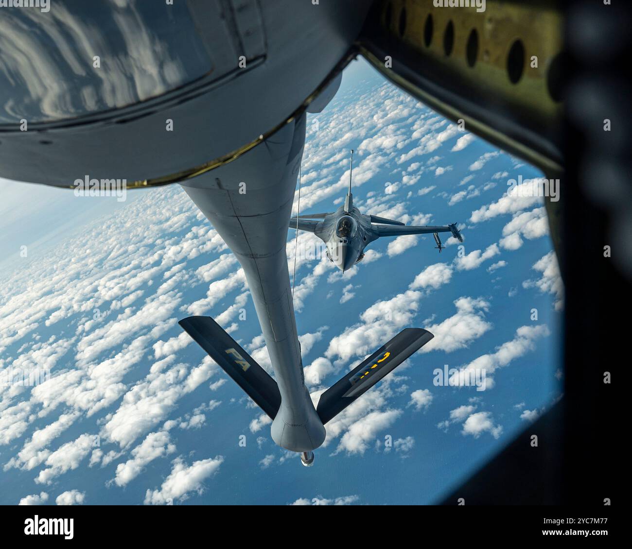 Atlantic City, Usa. 10. Oktober 2024. Ein F-16C-Kampfflugzeug der U.S. Air Force mit den Jersey Devils des 177th Fighter Wing, nähert sich dem Auftanken von einem KC-135 Stratotanker-Flugzeug, 10. Oktober 2024 vor Atlantic City, New Jersey. Kredit: TSgt. Zoe Wockenfuss/USA Air Force/Alamy Live News Stockfoto