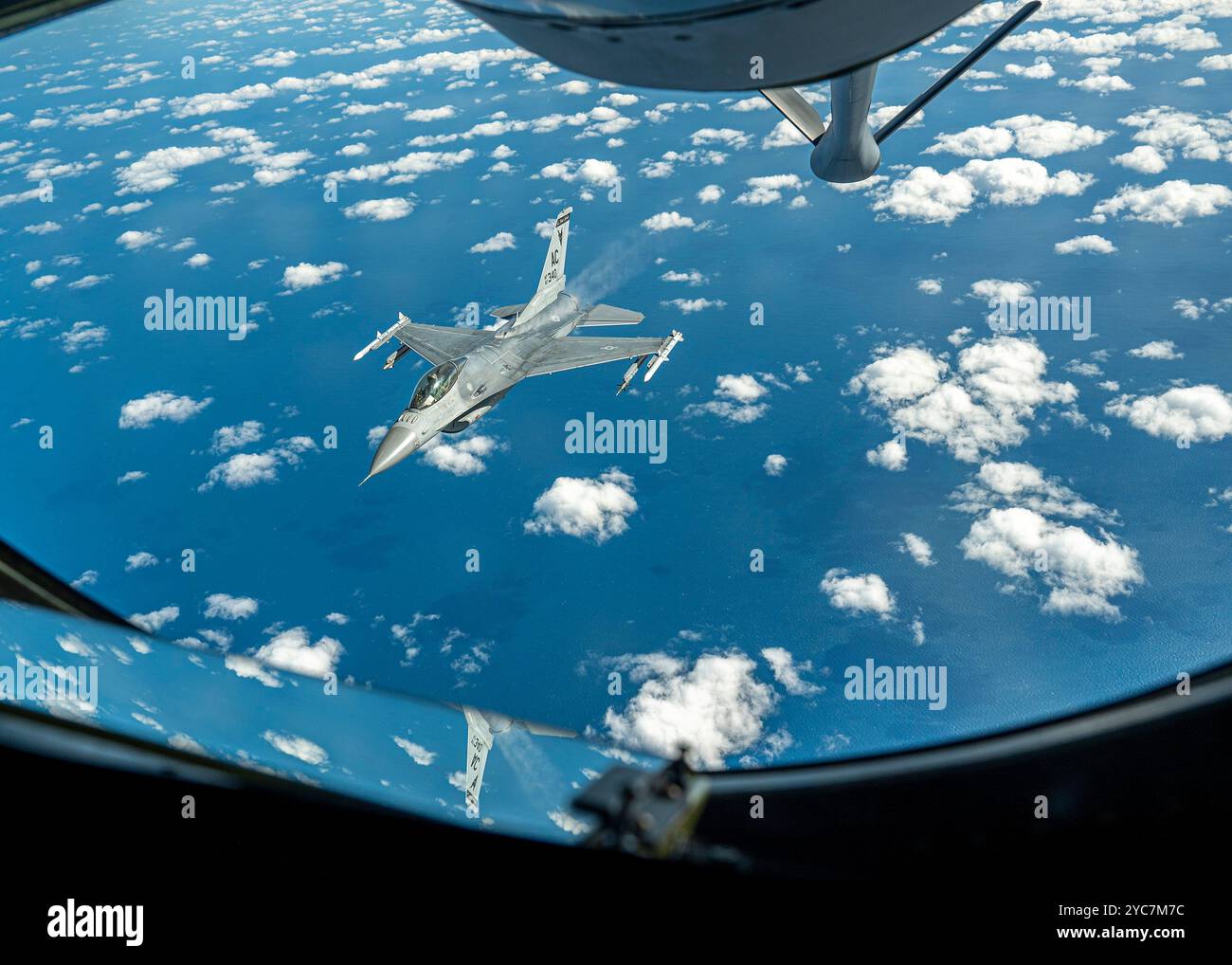 Atlantic City, Usa. 10. Oktober 2024. Ein F-16C-Kampfflugzeug der U.S. Air Force mit den Jersey Devils des 177th Fighter Wing bricht ab, nachdem er am 10. Oktober 2024 vor Atlantic City, New Jersey aus einem KC-135 Stratotanker-Flugzeug getankt wurde. Kredit: TSgt. Zoe Wockenfuss/USA Air Force/Alamy Live News Stockfoto