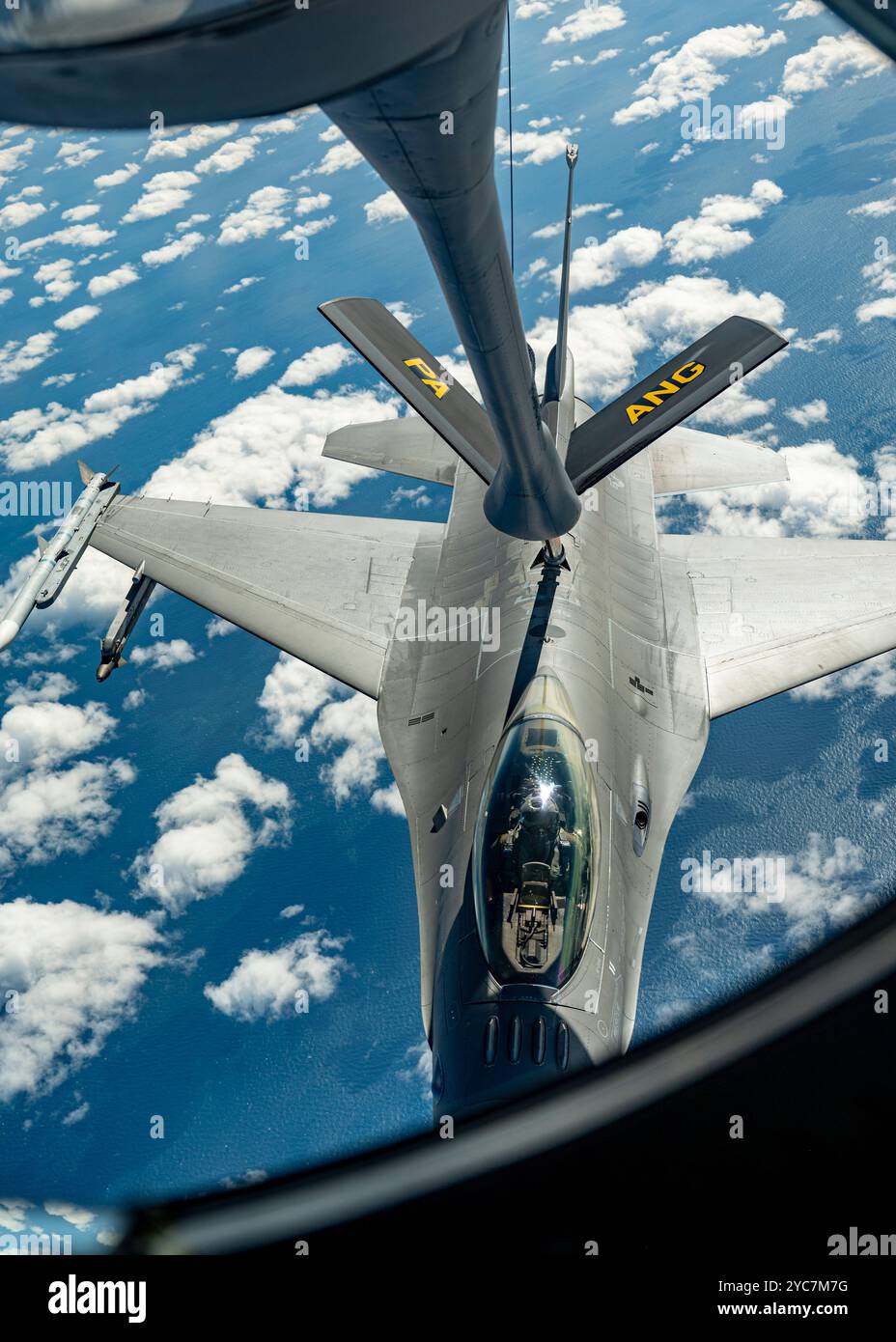 Atlantic City, Usa. 10. Oktober 2024. Ein F-16C-Kampfflugzeug der U.S. Air Force mit den Jersey Devils des 177th Fighter Wing, betankt aus einem KC-135 Stratotanker-Flugzeug, 10. Oktober 2024 vor Atlantic City, New Jersey. Kredit: TSgt. Zoe Wockenfuss/USA Air Force/Alamy Live News Stockfoto
