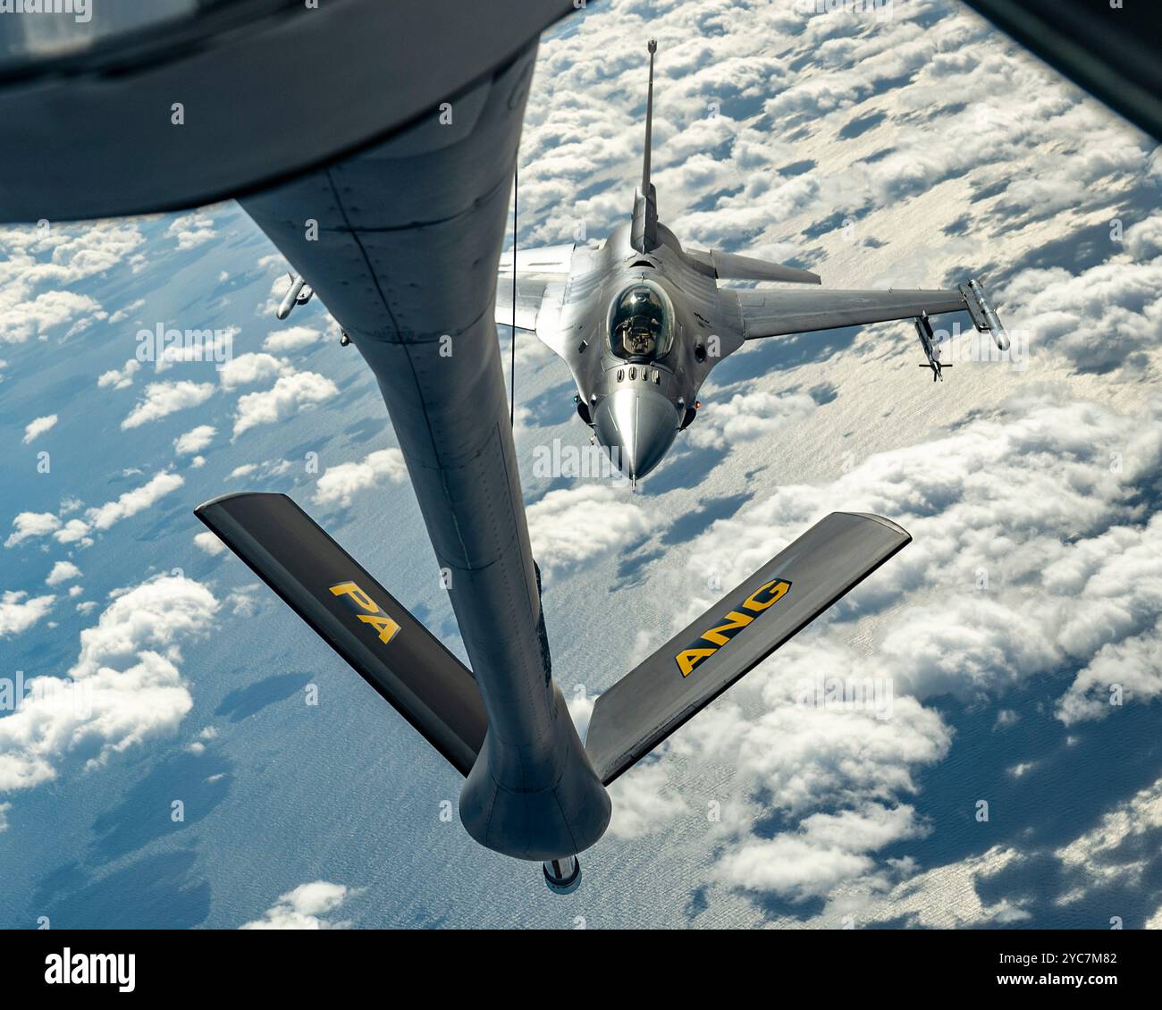 Atlantic City, Usa. 10. Oktober 2024. Ein F-16C-Kampfflugzeug der U.S. Air Force mit den Jersey Devils des 177th Fighter Wing, nähert sich dem Auftanken von einem KC-135 Stratotanker-Flugzeug, 10. Oktober 2024 vor Atlantic City, New Jersey. Kredit: TSgt. Zoe Wockenfuss/USA Air Force/Alamy Live News Stockfoto