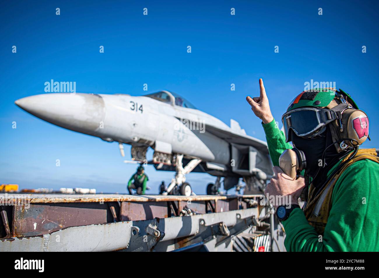 USS Nimitz, USA. 11. Oktober 2024. US-Navy-Seeleute bereiten ein F/A-18E Super Hornet Kampfflugzeug der Kestrels of Strike Fighter Squadron 137 für den Flugbetrieb auf dem Flugdeck des Flugzeugträgers USS Nimitz vor, der am 11. Oktober 2024 Routineoperationen im Pazifik durchführt. Kredit: MC Hannah Kantner/U. S Navy Photo/Alamy Live News Stockfoto