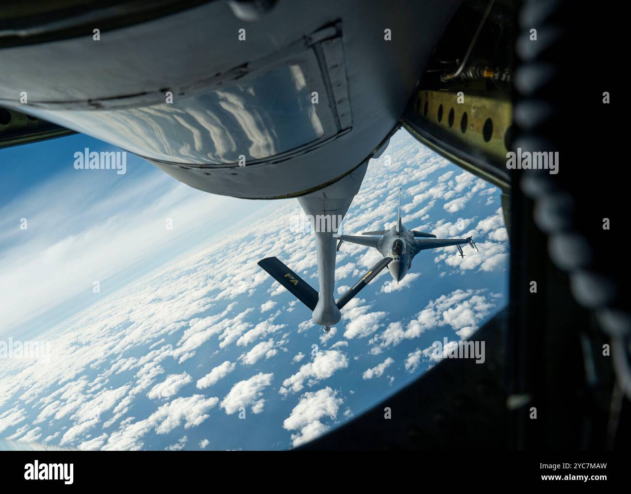Atlantic City, Usa. 10. Oktober 2024. Ein F-16C-Kampfflugzeug der U.S. Air Force mit den Jersey Devils des 177th Fighter Wing, nähert sich dem Auftanken von einem KC-135 Stratotanker-Flugzeug, 10. Oktober 2024 vor Atlantic City, New Jersey. Kredit: TSgt. Zoe Wockenfuss/USA Air Force/Alamy Live News Stockfoto