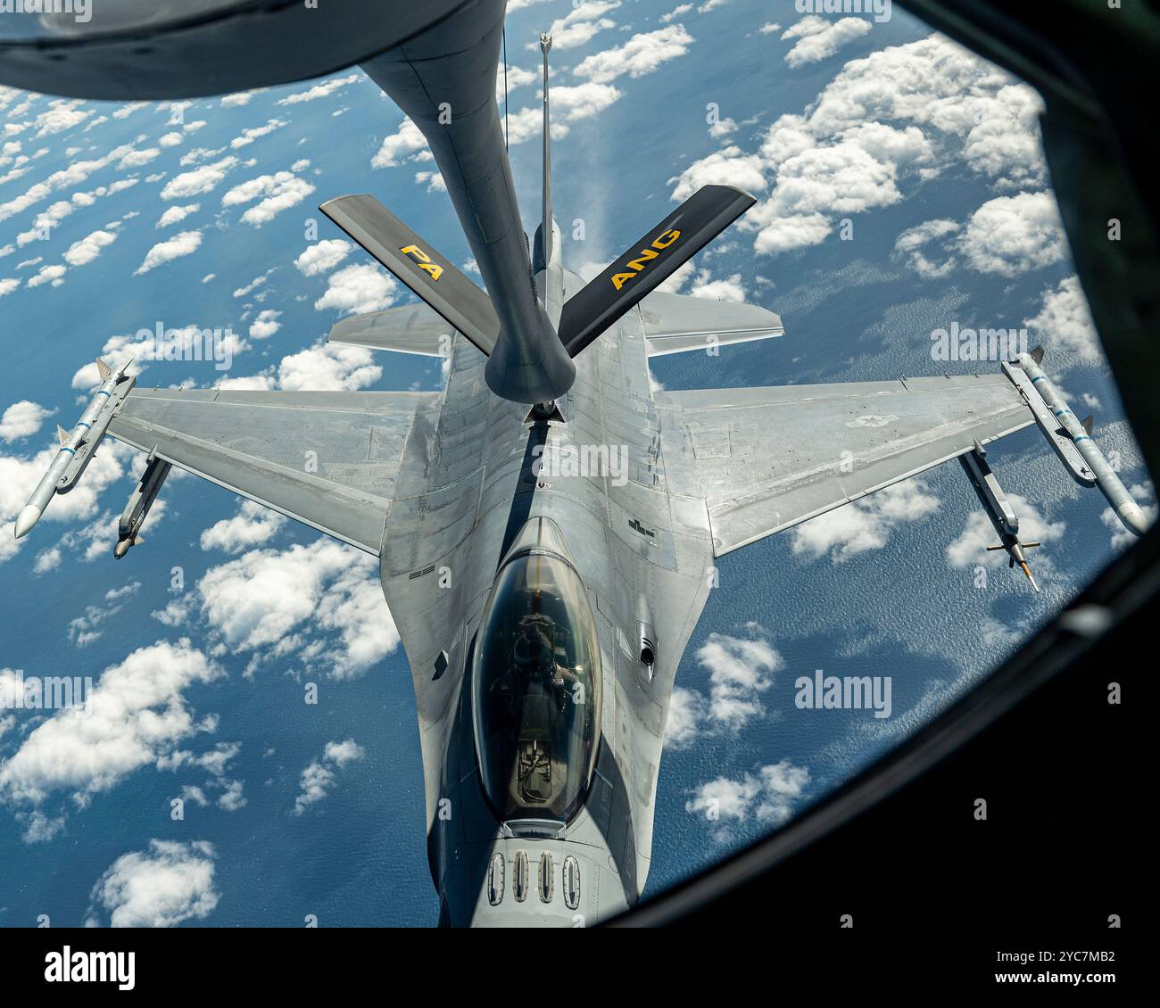 Atlantic City, Usa. 10. Oktober 2024. Ein F-16C-Kampfflugzeug der U.S. Air Force mit den Jersey Devils des 177th Fighter Wing, betankt aus einem KC-135 Stratotanker-Flugzeug, 10. Oktober 2024 vor Atlantic City, New Jersey. Kredit: TSgt. Zoe Wockenfuss/USA Air Force/Alamy Live News Stockfoto