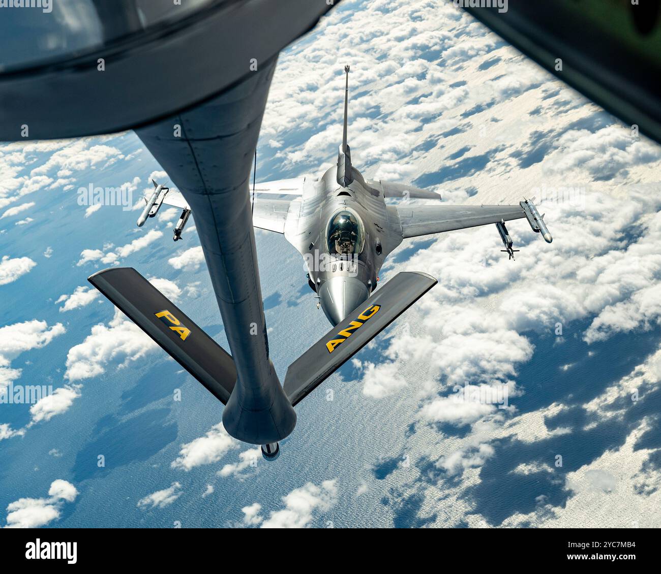 Atlantic City, Usa. 10. Oktober 2024. Ein F-16C-Kampfflugzeug der U.S. Air Force mit den Jersey Devils des 177th Fighter Wing, nähert sich dem Auftanken von einem KC-135 Stratotanker-Flugzeug, 10. Oktober 2024 vor Atlantic City, New Jersey. Kredit: TSgt. Zoe Wockenfuss/USA Air Force/Alamy Live News Stockfoto