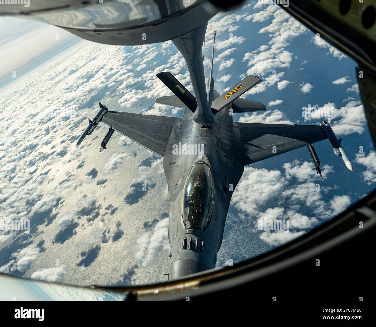 Atlantic City, Usa. 10. Oktober 2024. Ein F-16C-Kampfflugzeug der U.S. Air Force mit den Jersey Devils des 177th Fighter Wing, betankt aus einem KC-135 Stratotanker-Flugzeug, 10. Oktober 2024 vor Atlantic City, New Jersey. Kredit: TSgt. Zoe Wockenfuss/USA Air Force/Alamy Live News Stockfoto