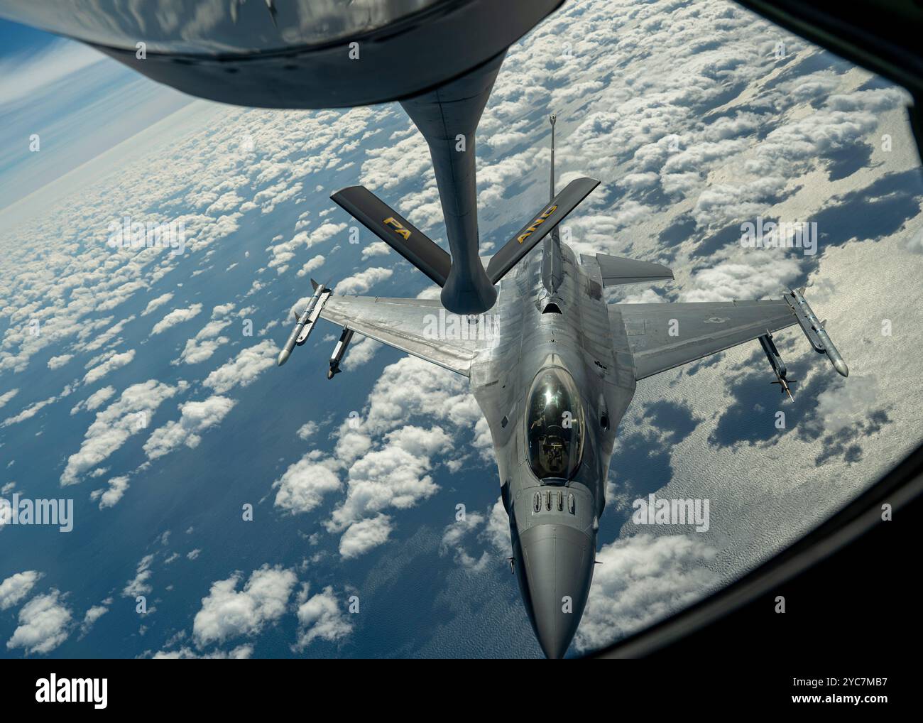 Atlantic City, Usa. 10. Oktober 2024. Ein F-16C-Kampfflugzeug der U.S. Air Force mit den Jersey Devils des 177th Fighter Wing, nähert sich dem Auftanken von einem KC-135 Stratotanker-Flugzeug, 10. Oktober 2024 vor Atlantic City, New Jersey. Kredit: TSgt. Zoe Wockenfuss/USA Air Force/Alamy Live News Stockfoto