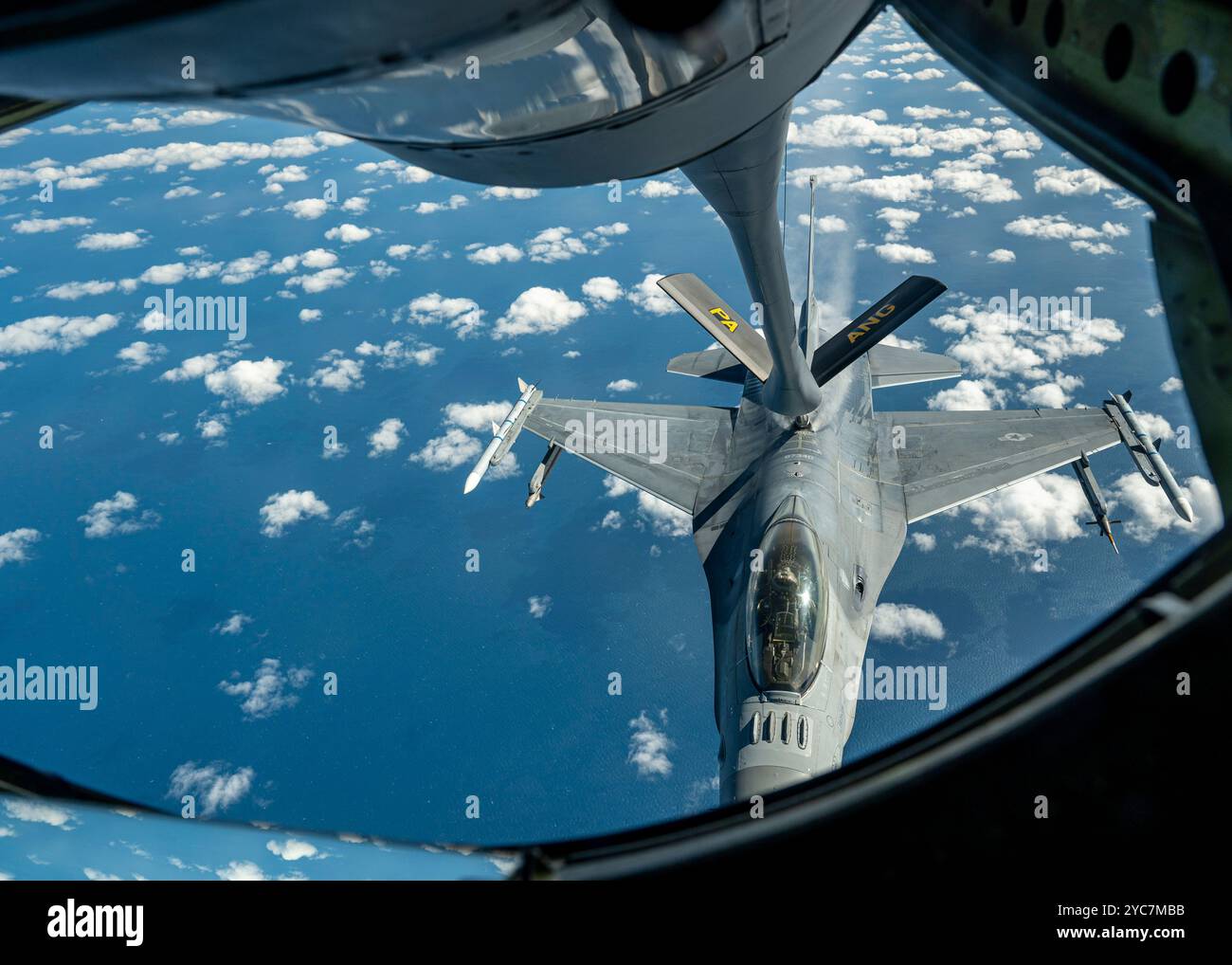 Atlantic City, Usa. 10. Oktober 2024. Ein F-16C-Kampfflugzeug der U.S. Air Force mit den Jersey Devils des 177th Fighter Wing, betankt aus einem KC-135 Stratotanker-Flugzeug, 10. Oktober 2024 vor Atlantic City, New Jersey. Kredit: TSgt. Zoe Wockenfuss/USA Air Force/Alamy Live News Stockfoto
