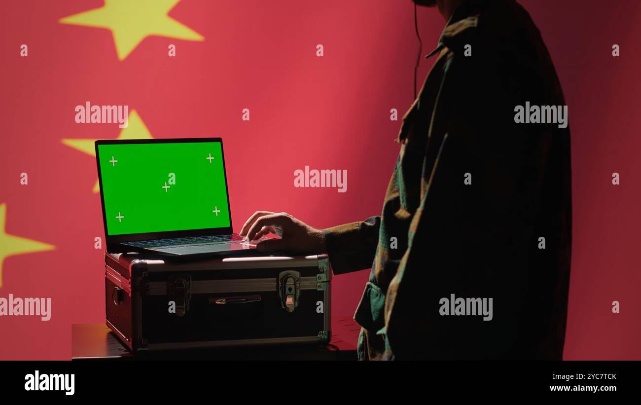 Chinesische Luftabwehr mit Radarsystem auf Green Screen Laptop, um interkontinentale ballistische Raketen aufzuspüren. Armee-Soldat der Republik China scannt Raketen mit Modellheft, Kamera A Stockfoto