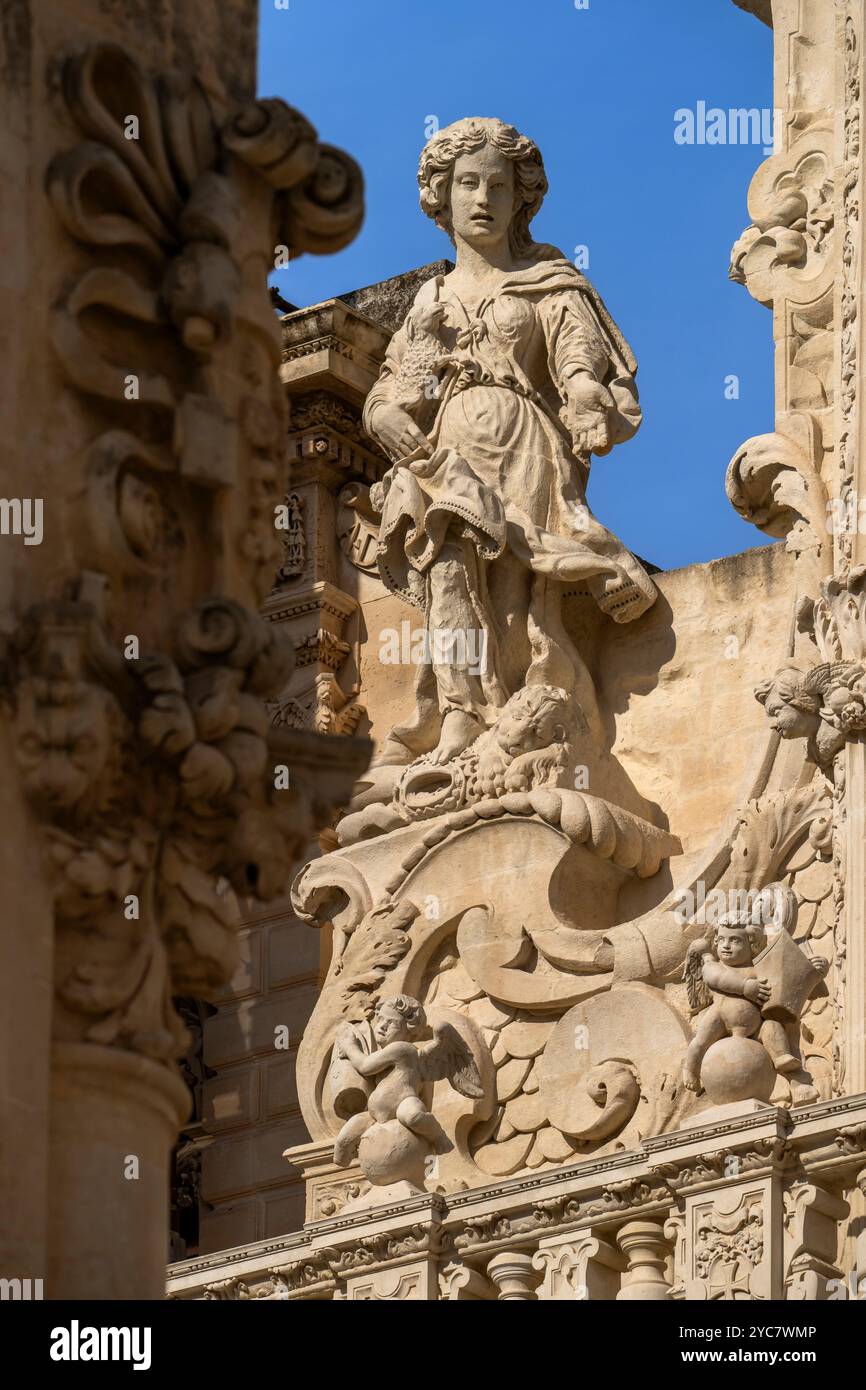 Allegorische Darstellung des Glaubens, Detail der barocken Fassade, Kirche Santa Croce, Lecce, Salento, Apulien, Italien Stockfoto