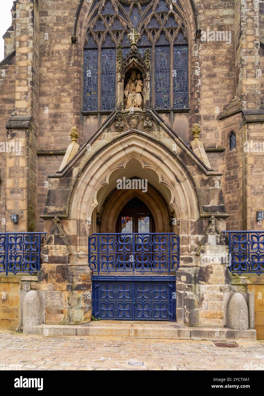 Eingang und Schritte zur Kathedrale von Shrewsbury. Stockfoto