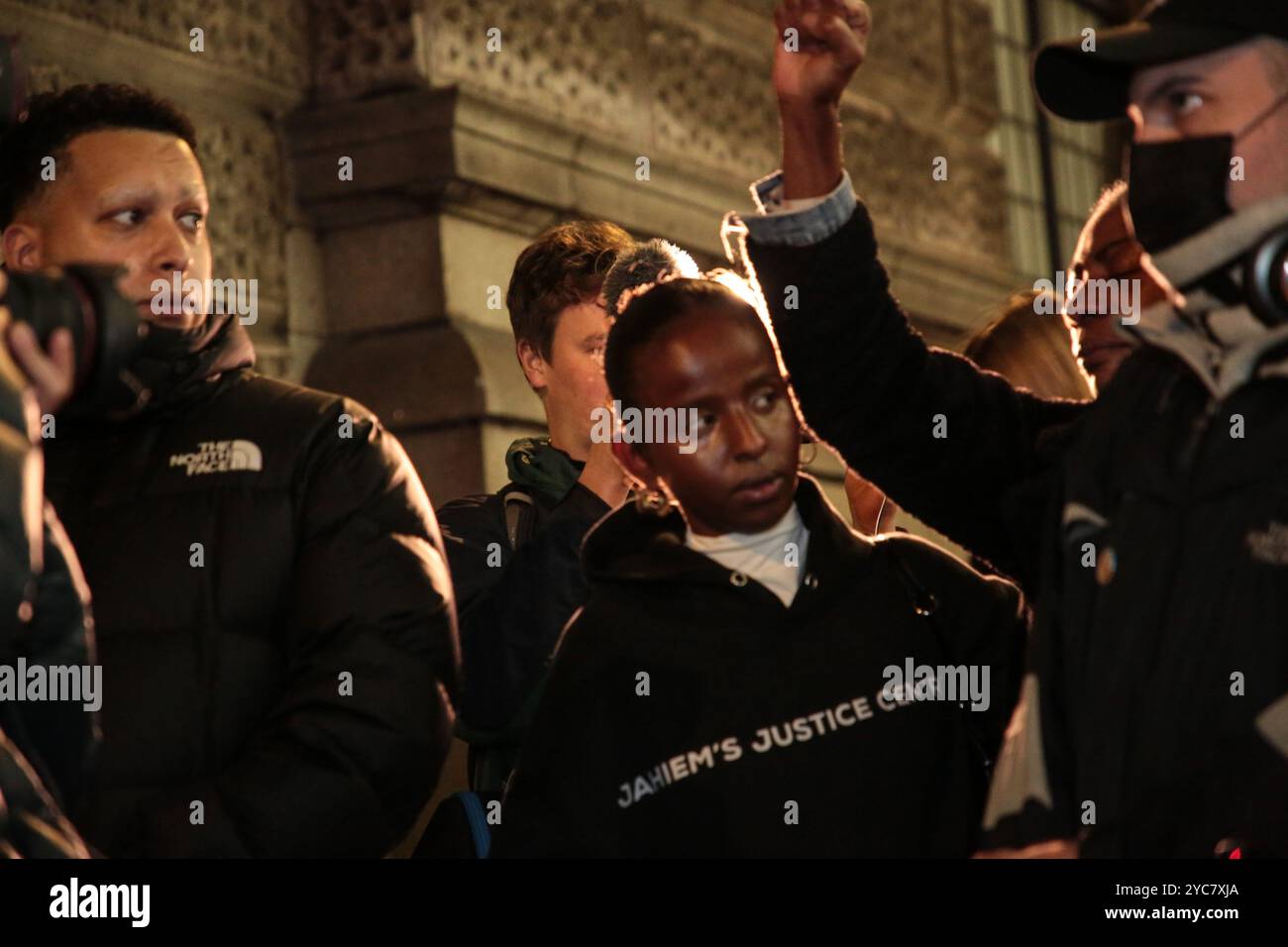 London UK 21 Oct 2024 Eine Frau reißt während der Demonstration ihre Faust. Am Montagabend versammelten sich Menschen vor dem Old Bailey, nachdem der Polizist Martyn Blake für den Mord an Chris Kaba freigesprochen wurde. Martyn Blake, 40 Jahre alt, erschoss den unbewaffneten Chris Kaba während eines Polizeiwagenstopps in Streatham im September 2022. Quelle: Thabo Jaiyesimi/Alamy Live News Stockfoto