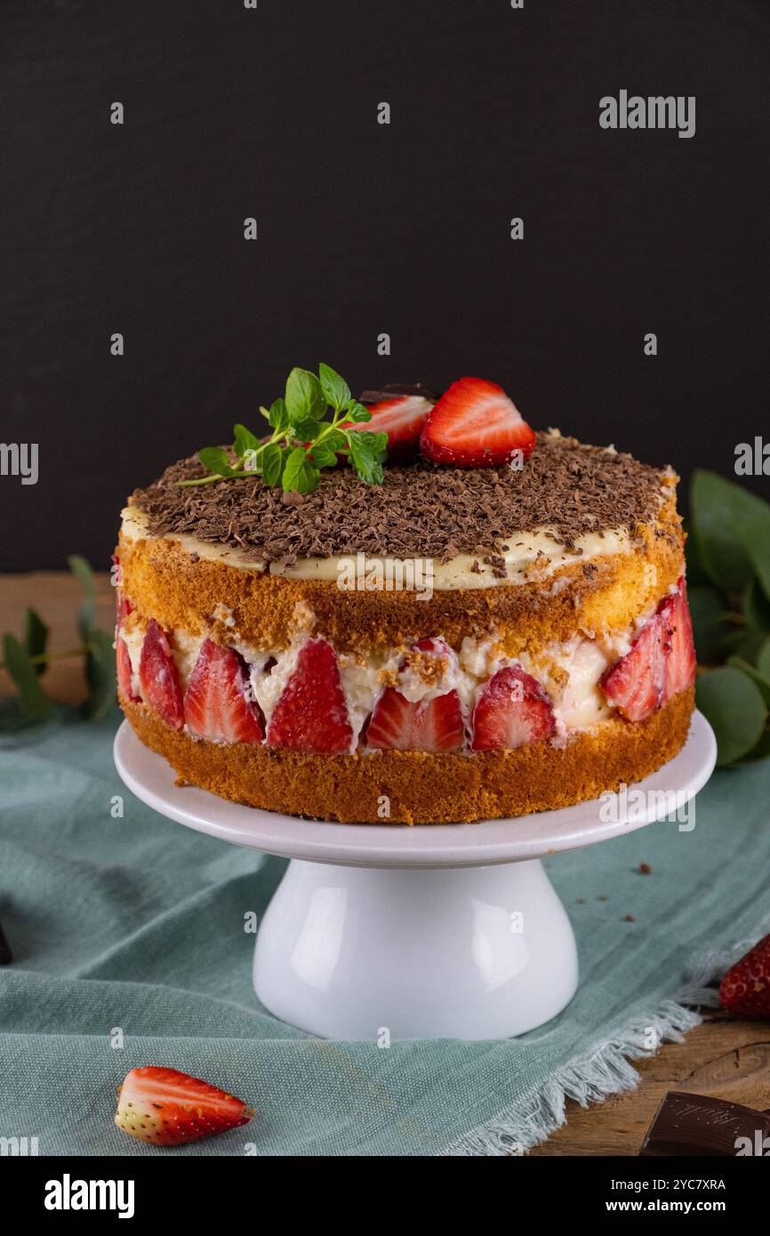 Erdbeerkuchen im rustikalen Stil. Vertikales Foto Stockfoto