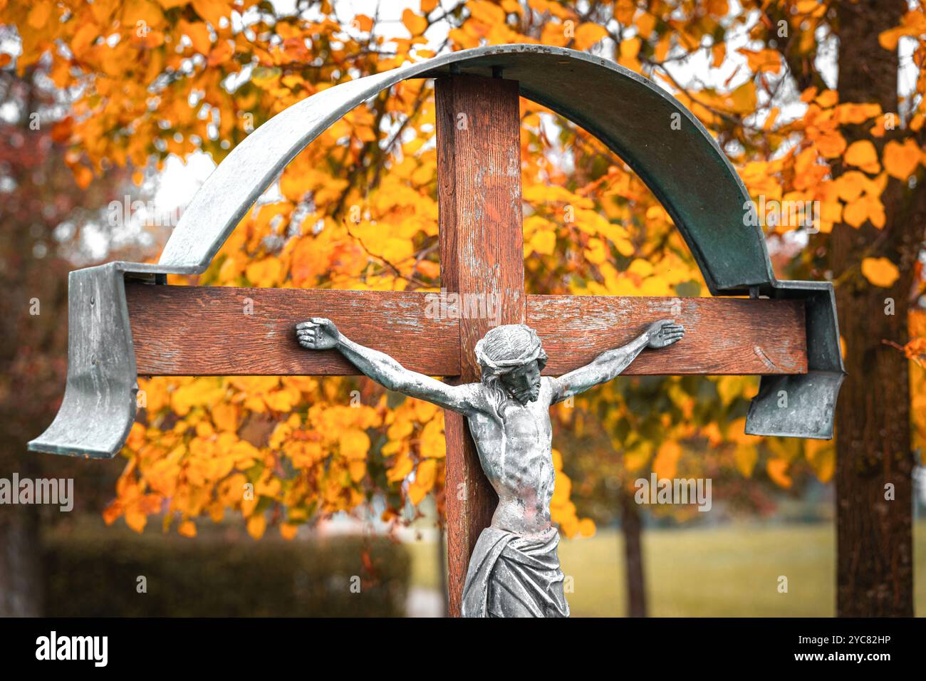 Bad Birnbach, Bayern, Deutschland - 21. Oktober 2024: Ein Kreuz in einer herbstlichen Landschaft als Symbol für Glauben, Hoffnung und Hingabe, passend für Allerheiligen und Allerseelentag. Die bunten Blätter im Hintergrund unterstreichen die spirituelle Bedeutung *** ein Kreuz in herbstlicher Landschaft als Symbol für Glaube, Hoffnung und Andacht, passend zu Allerheiligen und Allerseelen. Die bunten Blätter im Hintergrund unterstreichen die spirituelle Bedeutung Stockfoto