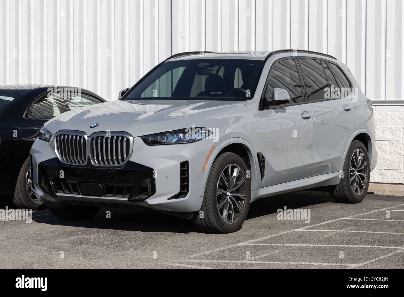 Indianapolis - 20. Oktober 2024: BMW X5 xDrive40i wird in einem Händlerbetrieb ausgestellt. BMW bietet den X5 xDrive40i mit einem 3,0-Liter-6-Zylinder-Turbomotor an. MEIN: Stockfoto