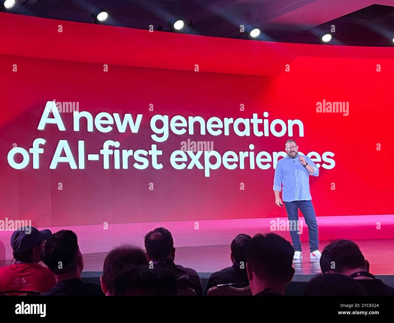 Maui, USA. Oktober 2024. Cristiano Amon, CEO von Qualcomm, stellt die mobile Plattform Snapdragon 8 Elite auf dem jährlichen Technologiegipfel von Qualcomm am 21. Oktober 2024 in Maui, Hawaii, USA, vor. Qualcomm, der führende US-Chip-Hersteller, stellte am Montag seine erste Snapdragon Mobile Platform mit der weltweit schnellsten mobilen CPU vor. Quelle: Tan Jingjing/Xinhua/Alamy Live News Stockfoto