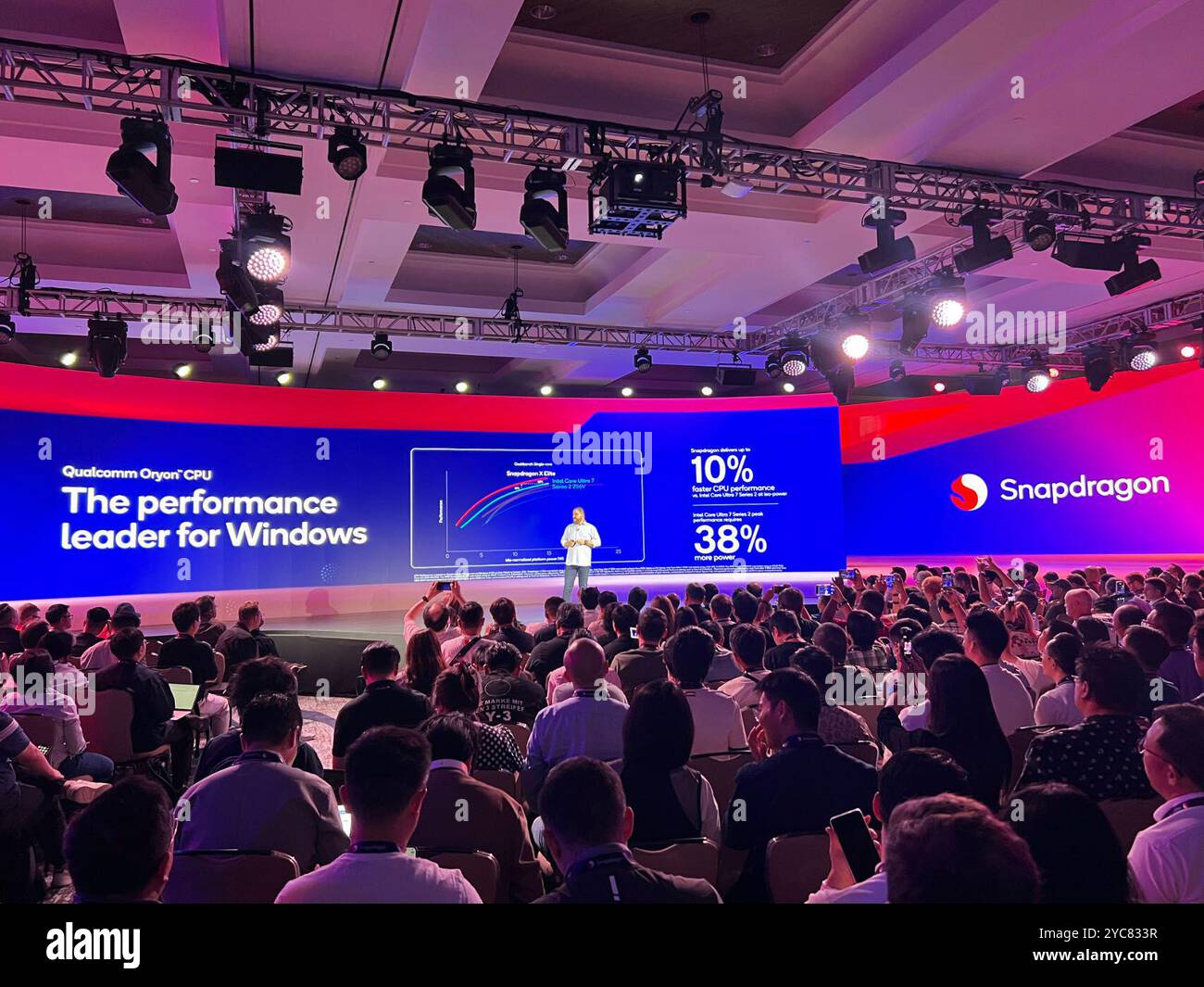Maui, USA. Oktober 2024. Cristiano Amon, CEO von Qualcomm, stellt die mobile Plattform Snapdragon 8 Elite auf dem jährlichen Technologiegipfel von Qualcomm am 21. Oktober 2024 in Maui, Hawaii, USA, vor. Qualcomm, der führende US-Chip-Hersteller, stellte am Montag seine erste Snapdragon Mobile Platform mit der weltweit schnellsten mobilen CPU vor. Quelle: Tan Jingjing/Xinhua/Alamy Live News Stockfoto