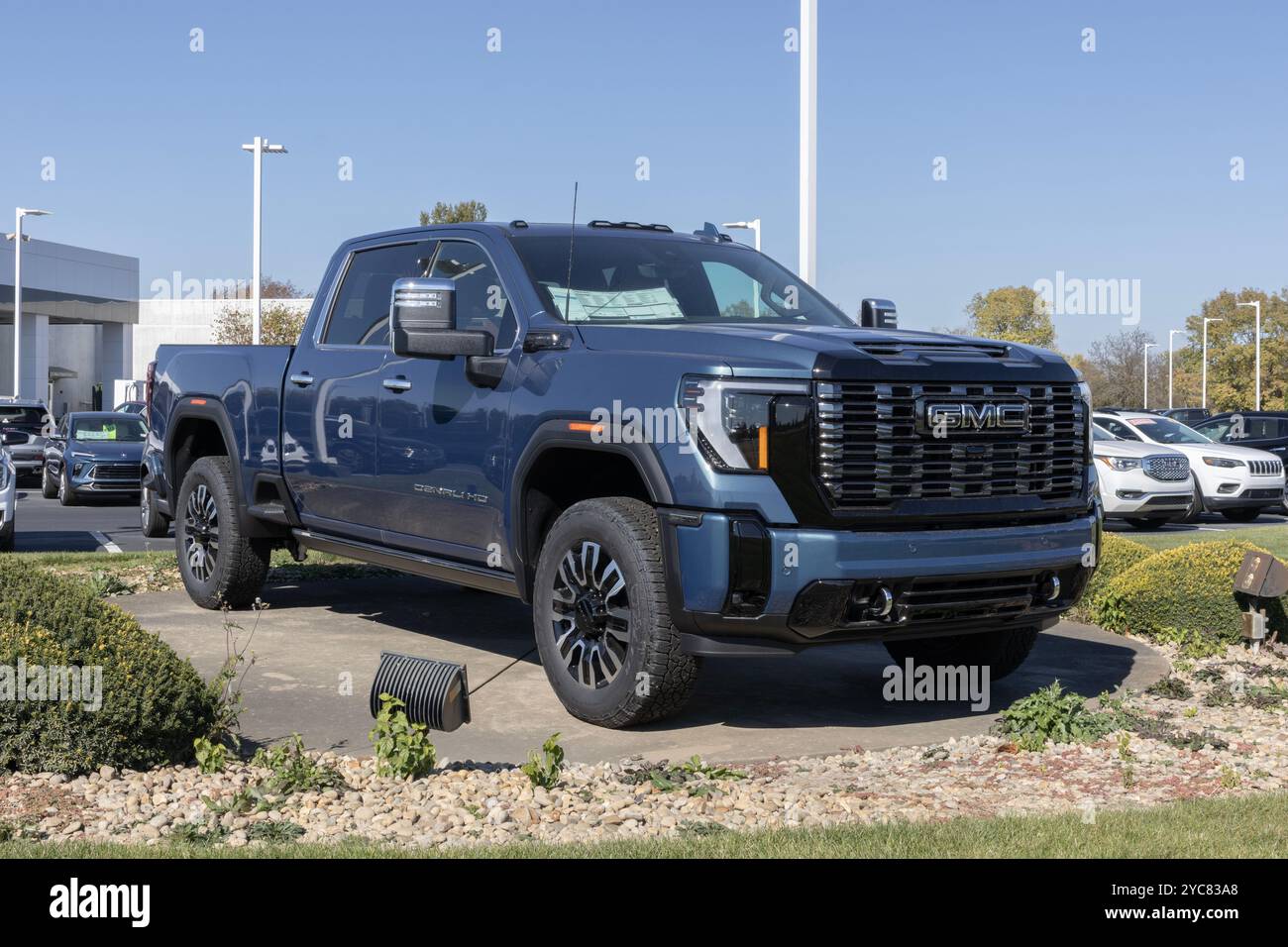 Kokomo - 20. Oktober 2024: GMC Sierra 2500 4WD Denali Ultimate Display. GMC bietet den Sierra 2500 mit einem Duramax 6,6-l-Turbodieselmotor an. MEIN:2025 Stockfoto