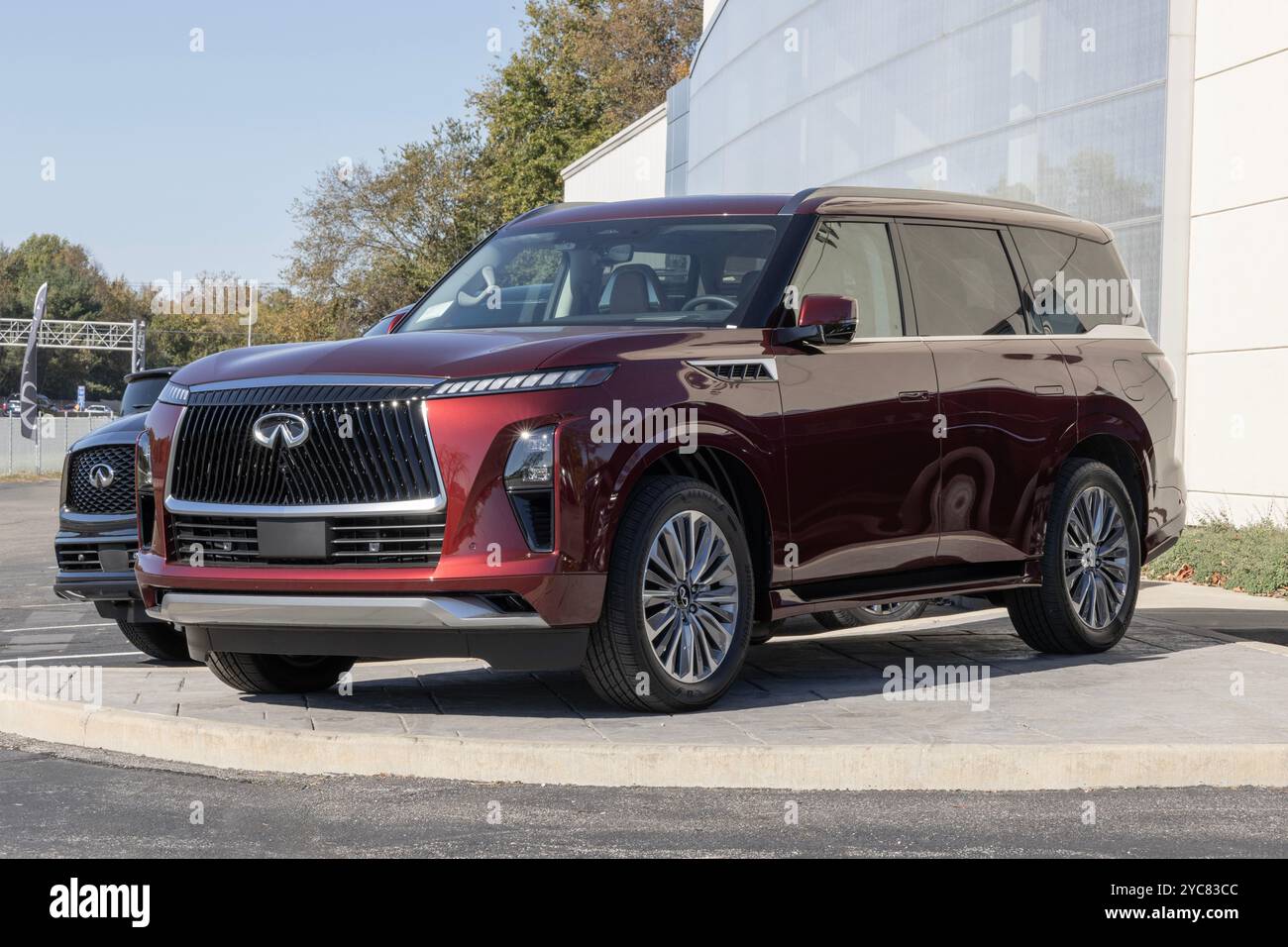 Indianapolis - 20. Oktober 2024: INFINITI QX80-Display. INFINITI bietet den QX80 mit einem 3,5-l-V6-Twin-Turbo-Motor an. MEIN:2025 Stockfoto