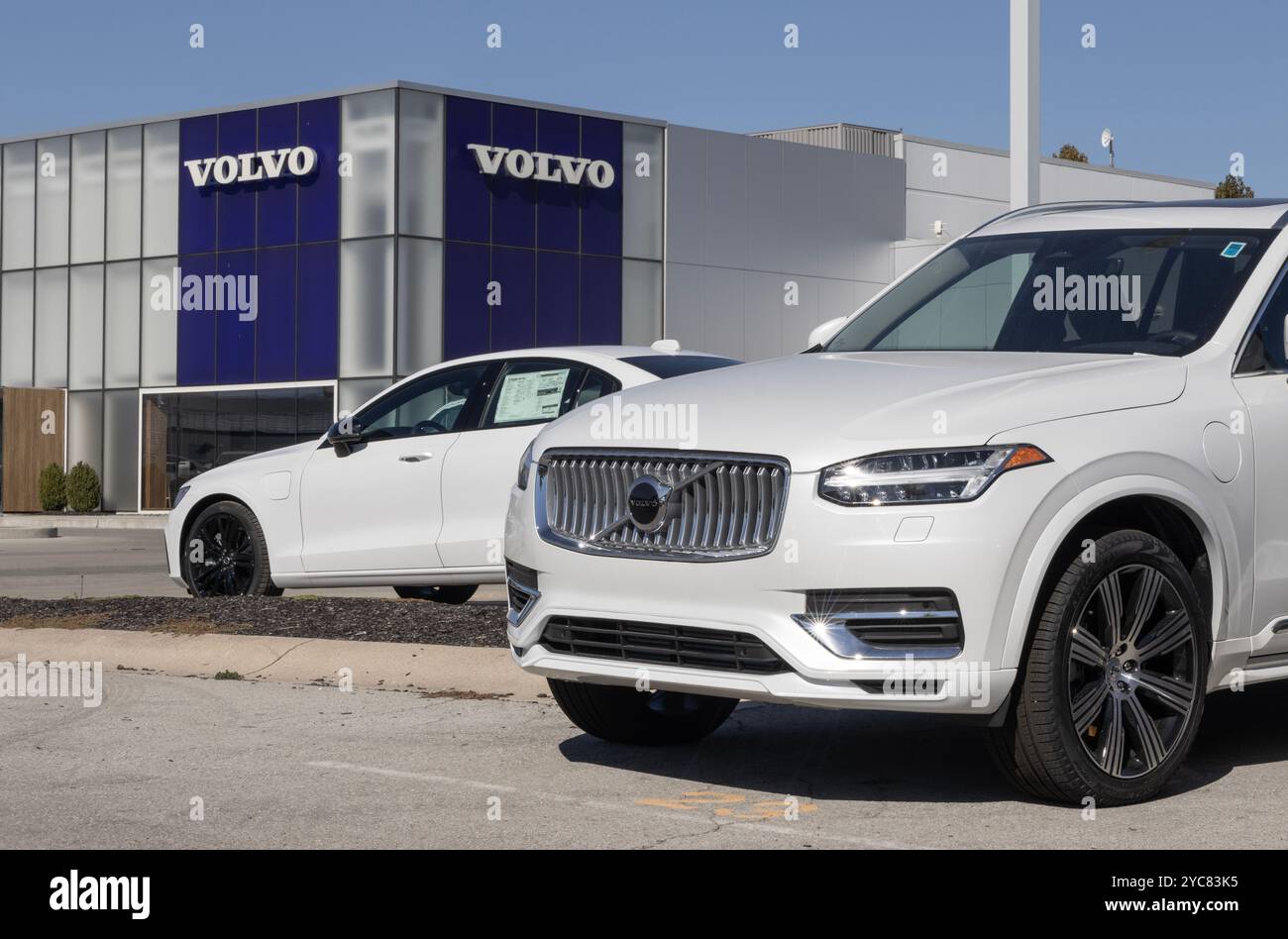 Indianapolis - 20. Oktober 2024: Volvo XC90 T8 und S60 laden AWD bei einem Händler auf. Volvo bietet Gas-, EV-, Hybridfahrzeuge und Plug-in-Hybridfahrzeuge an Stockfoto