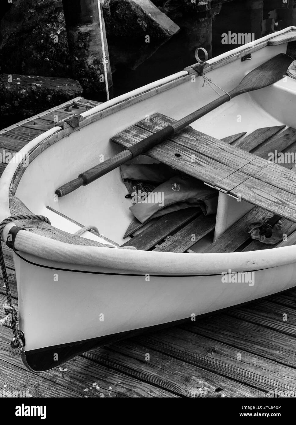 Verwittertes Ruderboot, Ocracoke Island, North Carolina, USA - Smartphone-aufgenommenes Stockfoto