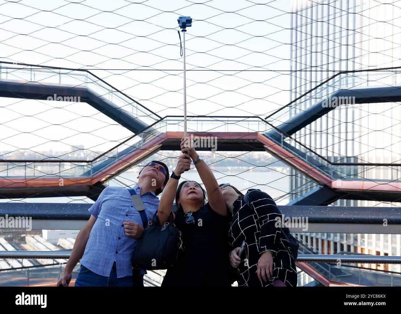 New York, Usa. Oktober 2024. Ein kürzlich installiertes Sicherheitsnetz hängt, während Menschen das Innere des Schiffes bei Hudson Yards besichtigen, an dem Tag, an dem es am Montag, den 21. Oktober 2024 in New York City wieder für die Öffentlichkeit geöffnet wird. Das Schiff bei Hudson Yards in wurde am Montag mit neuen Sicherheitsfunktionen wieder eröffnet, nachdem es 2021 nach einer Reihe von Todesfällen durch Selbstmord geschlossen wurde. Foto: John Angelillo/UPI Credit: UPI/Alamy Live News Stockfoto