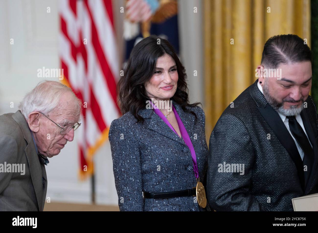 Washington, Usa. Oktober 2024. Idina Menzel, Schauspielerin und Sängerin der National Medal of Arts 2022, nimmt am Montag, den 21. Oktober 2024, im Weißen Haus in Washington, DC, an einem Empfang Teil. Foto: Chris Kleponis/UPI Credit: UPI/Alamy Live News Stockfoto