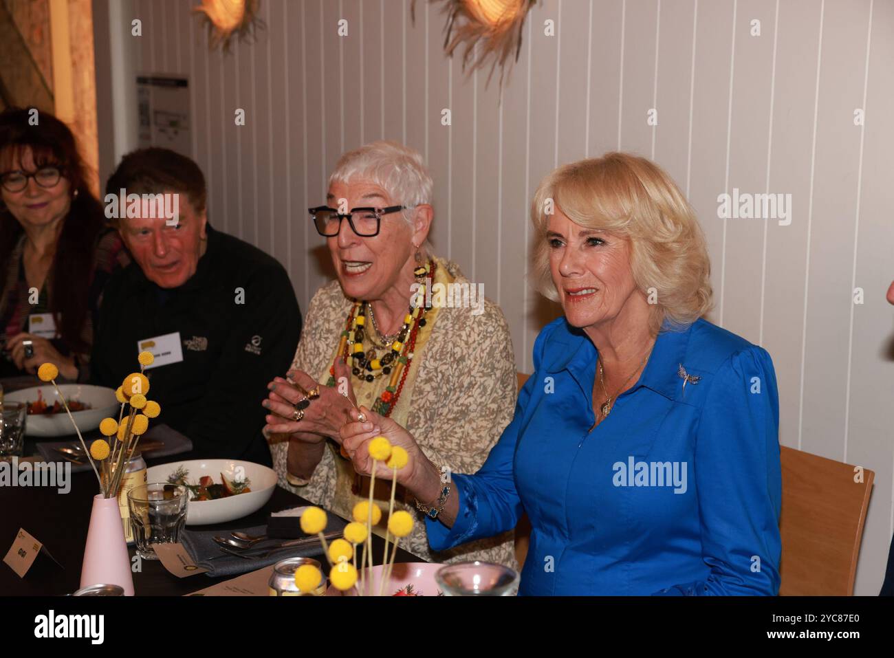 Ronni Kahn, Gründerin von OzHarvest, schenkt Königin Camilla einen Teelöffel während ihres Besuchs in Refettorio OzHarvest Sydney, am dritten Tag des königlichen Besuchs in Australien und Samoa. Bilddatum: Dienstag, 22. Oktober 2024. Stockfoto