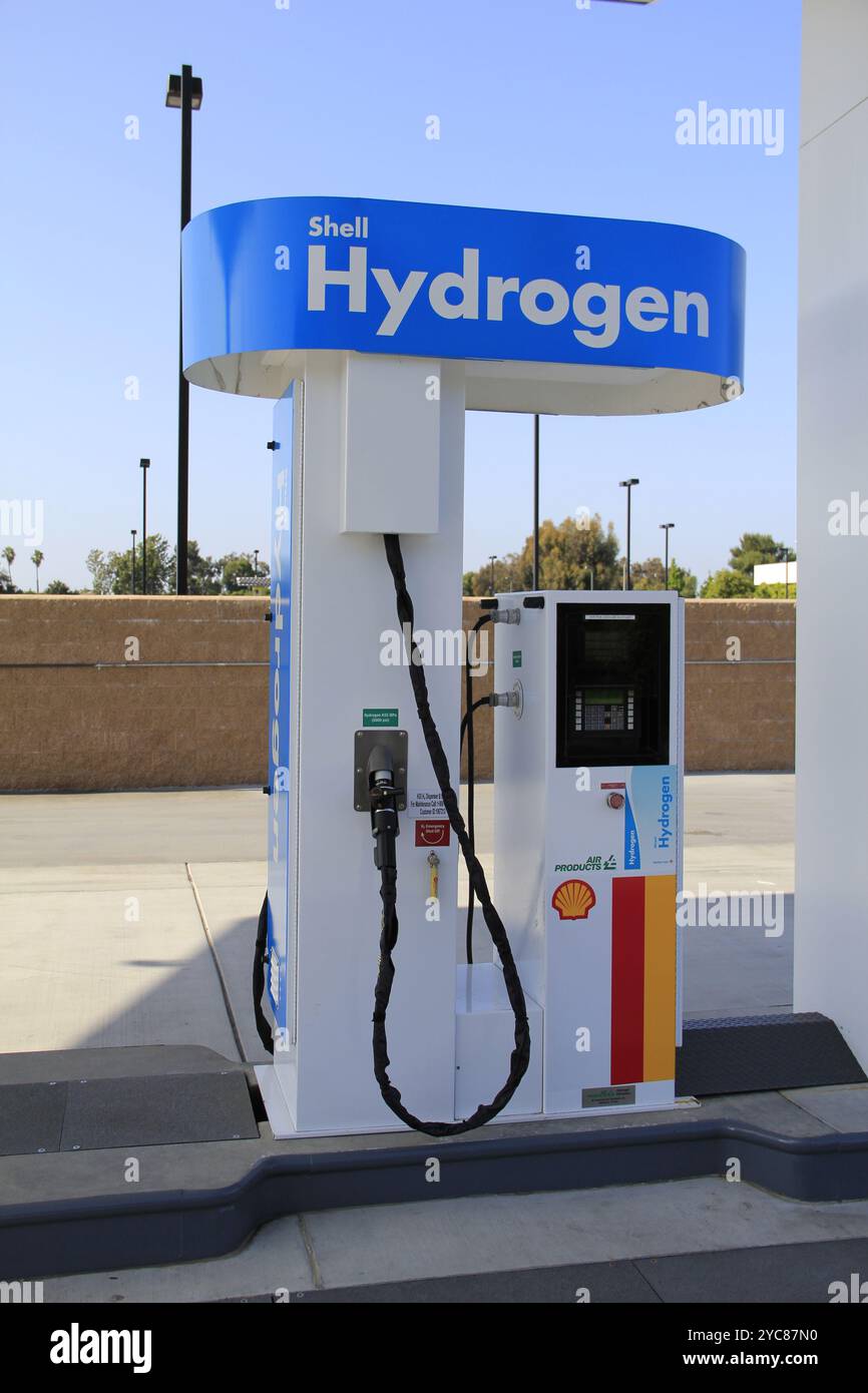 Die erste Wasserstofftankstelle in den USA speiste direkt aus einer aktiven industriellen Wasserstoffpipeline. Die Station ist eine gemeinsame Initiative von Toyota, Air Products, Shell, South Coast Air Quality Management District (SCAQMD) und dem Department of Energy (DOE). Die Anlage wird Wasserstoff für die Demonstrationsflotten von Brennstoffzellenfahrzeugen im Gebiet von Los Angeles bereitstellen. Stockfoto