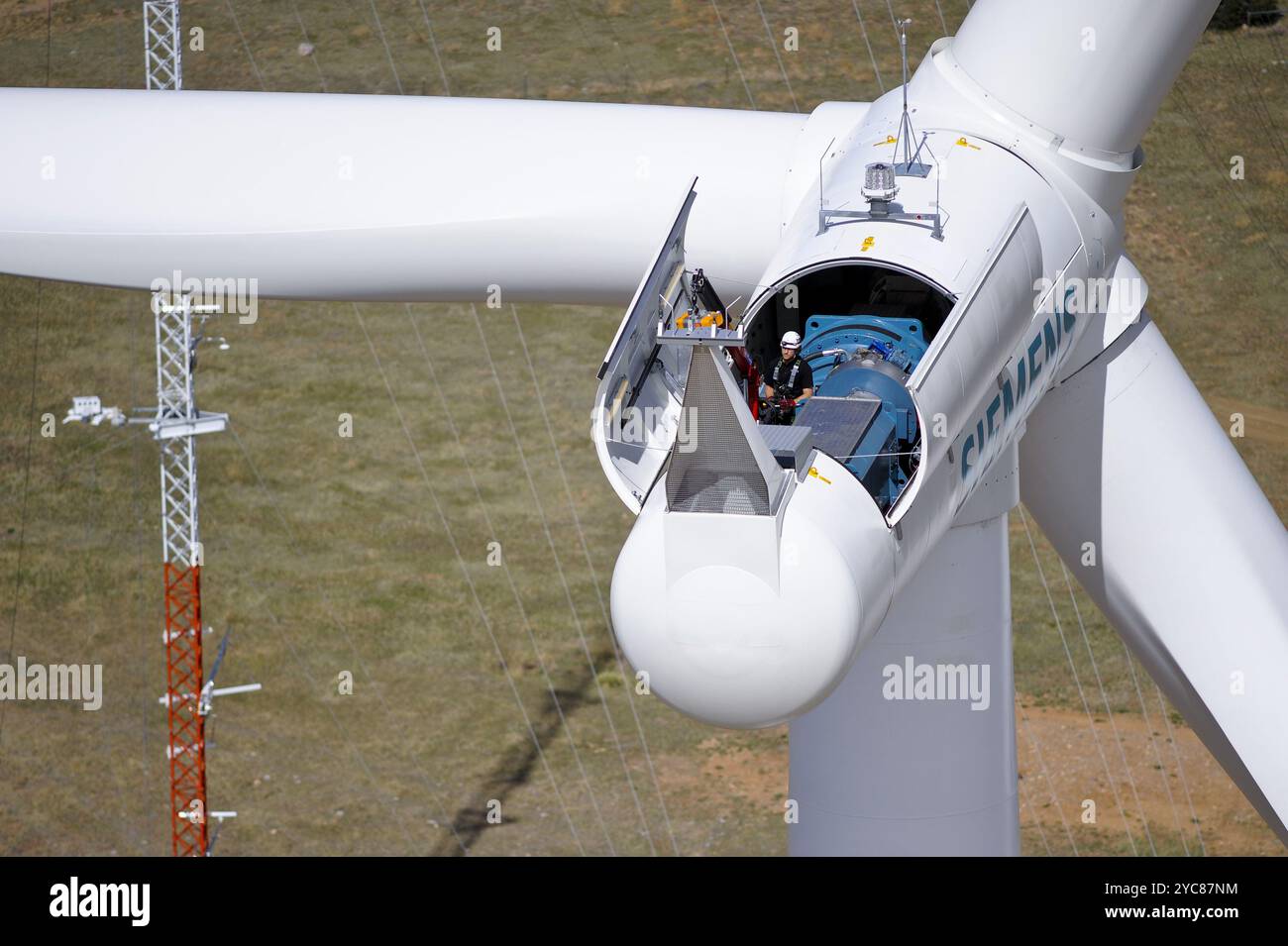 Ein Techniker nimmt Anpassungen an einer Windturbine im National Wind Technology Center in Boulder, Colorado vor. Department of Energy / NREL Foto von Dennis Schroeder. Stockfoto