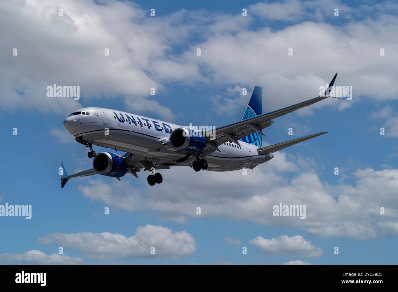Harry Ried Intl. Flughafen, 8-10-2024 Las Vegas, NV USA United Airlines Boeing 737-Max8 N37325 bei finalem Anflug in den Harry Ried International Airport Stockfoto