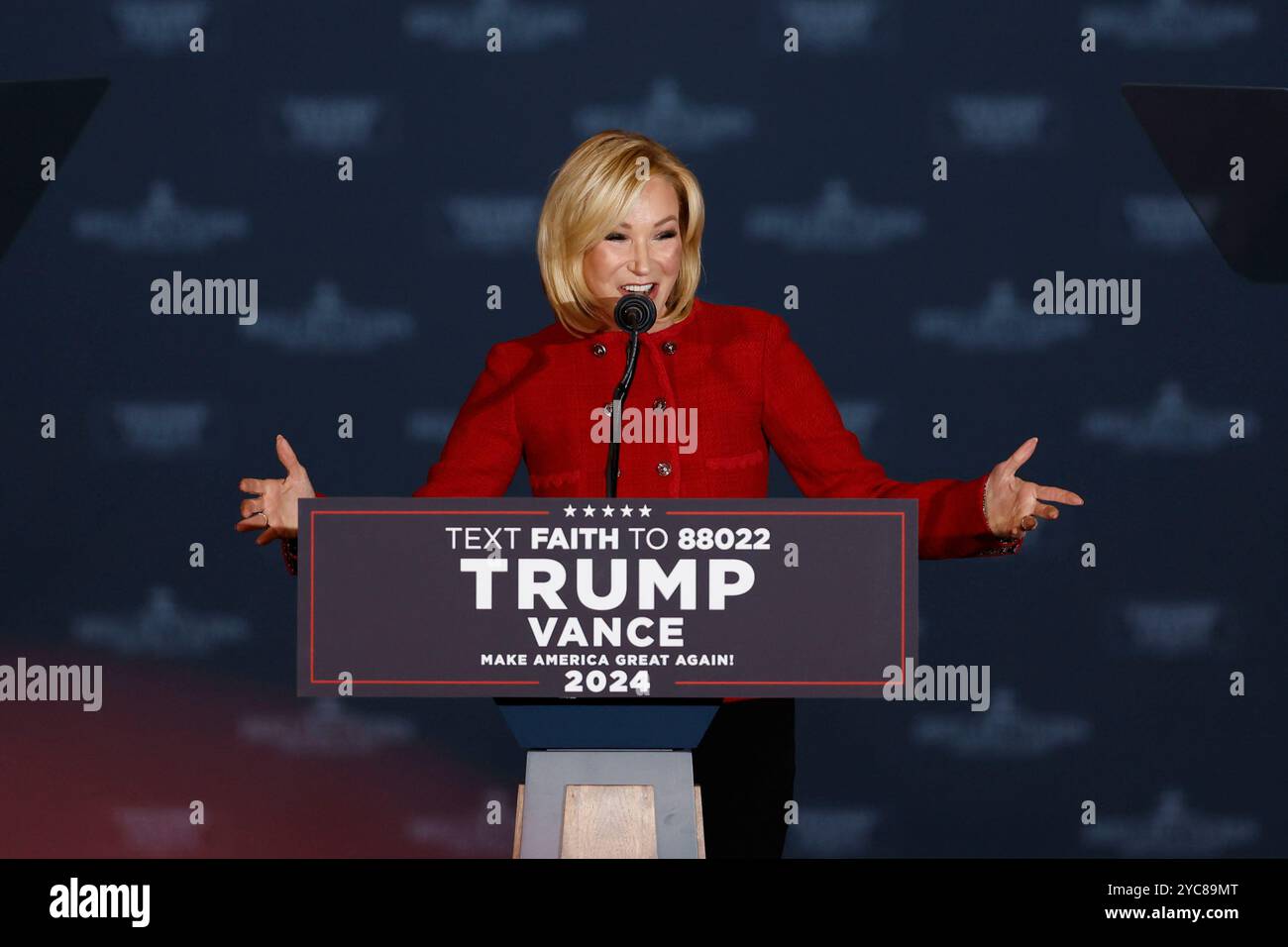 Pastor Paula White speaks at a rally for Republican presidential nominee former President Donald Trump in Concord, N.C., Monday, Oct. 21, 2024. (AP Photo/Nell Redmond) Stockfoto