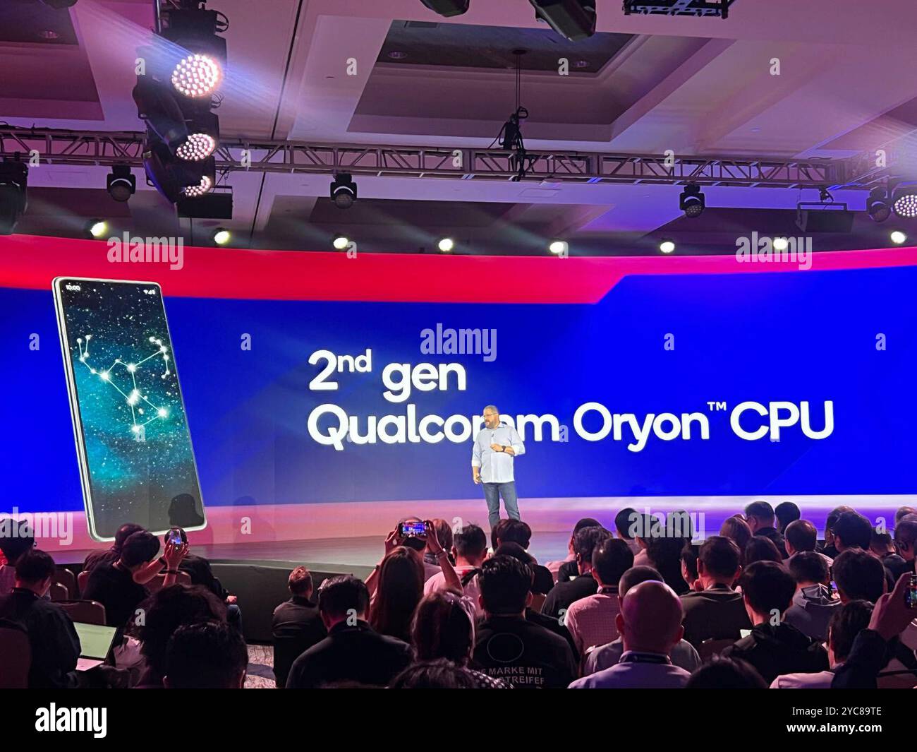 Peking, USA. Oktober 2024. Cristiano Amon, CEO von Qualcomm, stellt die mobile Plattform Snapdragon 8 Elite auf dem jährlichen Technologiegipfel von Qualcomm am 21. Oktober 2024 in Maui, Hawaii, USA, vor. Qualcomm, der führende US-Chip-Hersteller, stellte am Montag seine erste Snapdragon Mobile Platform mit der weltweit schnellsten mobilen CPU vor. Quelle: Tan Jingjing/Xinhua/Alamy Live News Stockfoto
