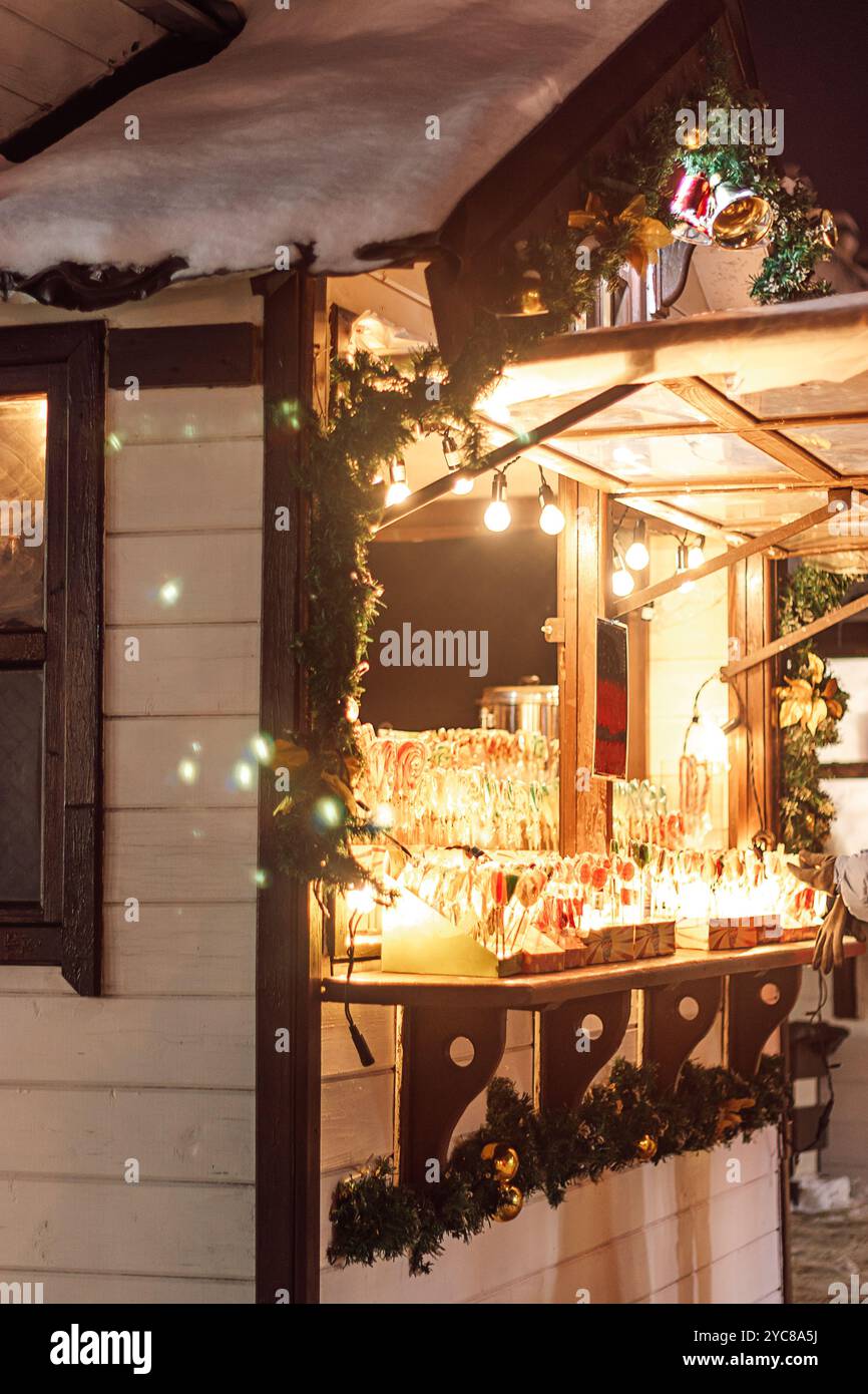 Weihnachtsmarkt. Holzhäuser zum Verkauf von Weihnachtsschmuck und Spielzeug. Winterferien. Stockfoto