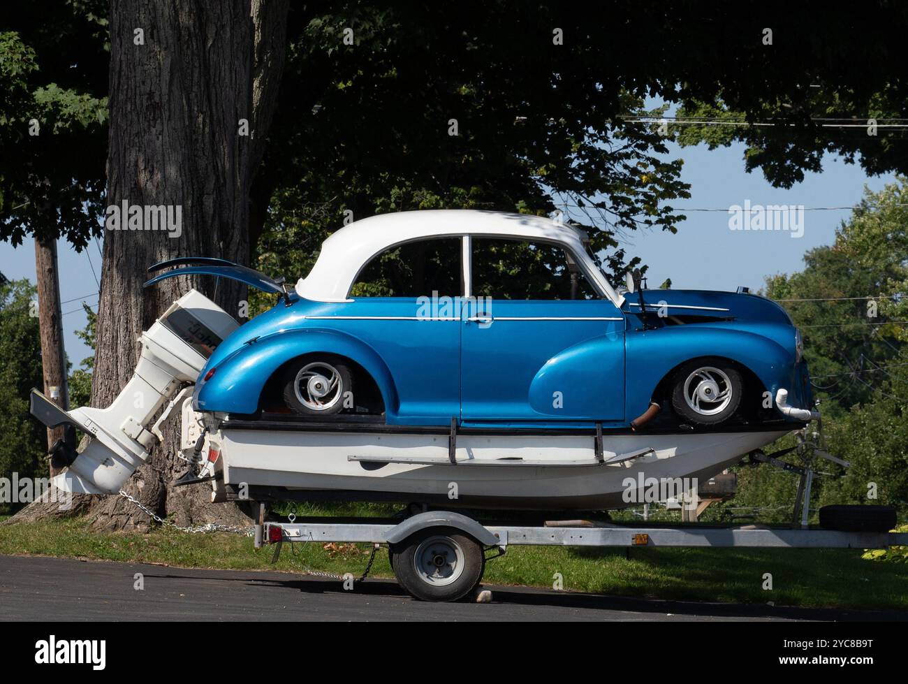 Ein altes Auto dient als Kabine auf einem kleinen Boot Stockfoto