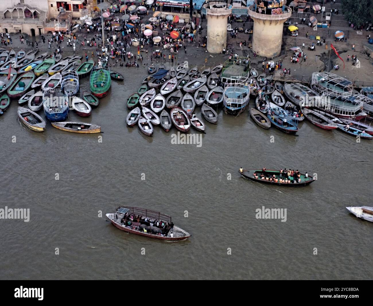 12.10.2024.Varanasi Uttar Pradesh Indien wunderschöner Panoramablick auf den berühmten heiligen Touristenort der Ghats von Varanasi, die mit Drohnen in Indien gefangen genommen wurden Stockfoto