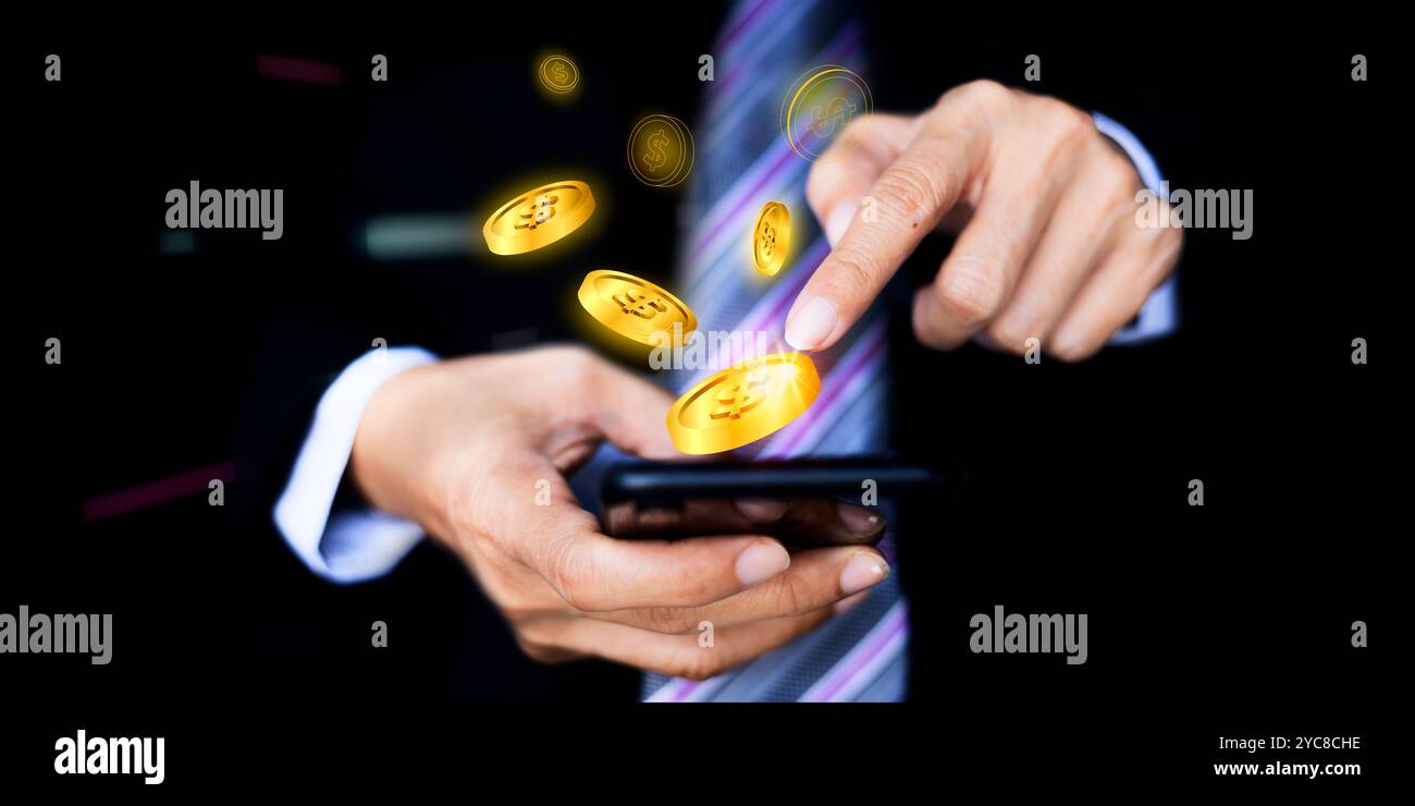 Geschäftsmann und Smartphone halten und Videos als fallendes Geld aufnehmen. Verwenden des Smartphones mit dem Dollar-Symbol auf dem virtuellen Bildschirm Stockfoto