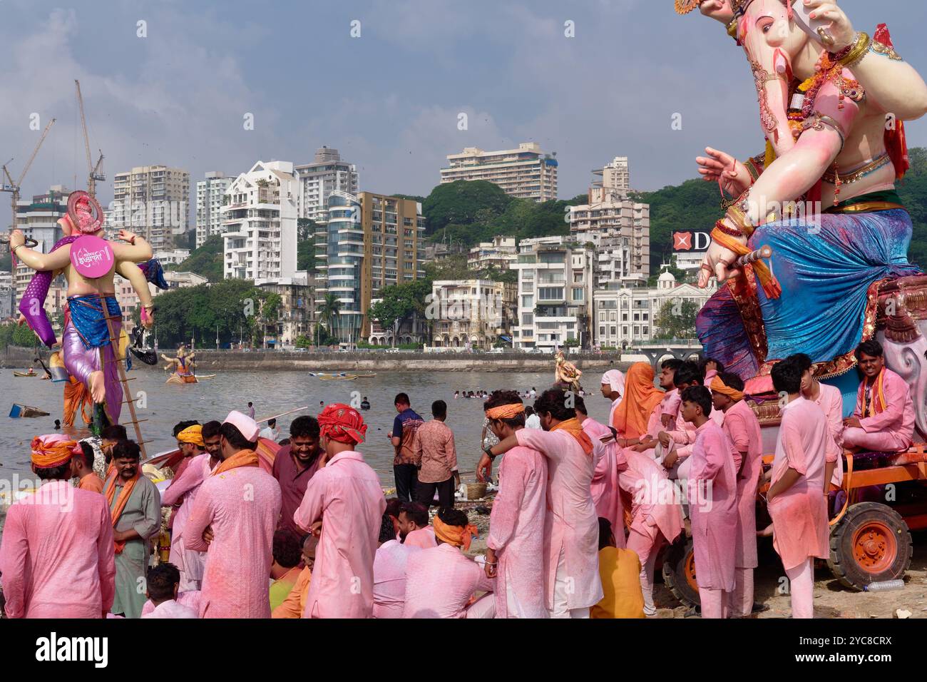 Ganesh-Statuen am Chowpatty Beach in Girgaum, Mumbai, Indien, werden während des Festivals Ganesh Chaturthi für das Eintauchen in das Arabische Meer vorbereitet Stockfoto