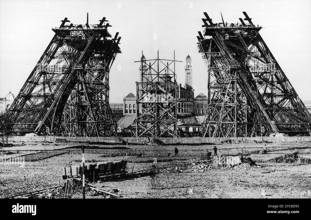 Der Bau des Eiffelturms in Paris. Der Turm sollte das Herzstück der Pariser Ausstellung 1889 sein, die zum 100. Jahrestag der Französischen Revolution stattfand. Es sollte 20 Jahre dauern, wurde aber durch die Experimente von Gustave Eiffel gerettet, wie etwa die Funkkommunikation. Sie wird jährlich von 7 Millionen Menschen besucht. Das Foto ist undatiert, aber der Vergleich mit datierten Fotos lässt es im September/Oktober 1887 erscheinen. Stockfoto