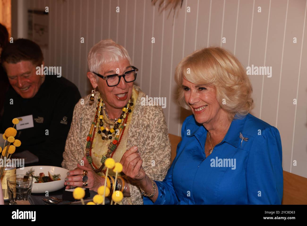 Ronni Kahn, Gründerin von OzHarvest, schenkt Königin Camilla einen Teelöffel während ihres Besuchs in Refettorio OzHarvest Sydney, am dritten Tag des königlichen Besuchs in Australien und Samoa. Bilddatum: Dienstag, 22. Oktober 2024. Stockfoto