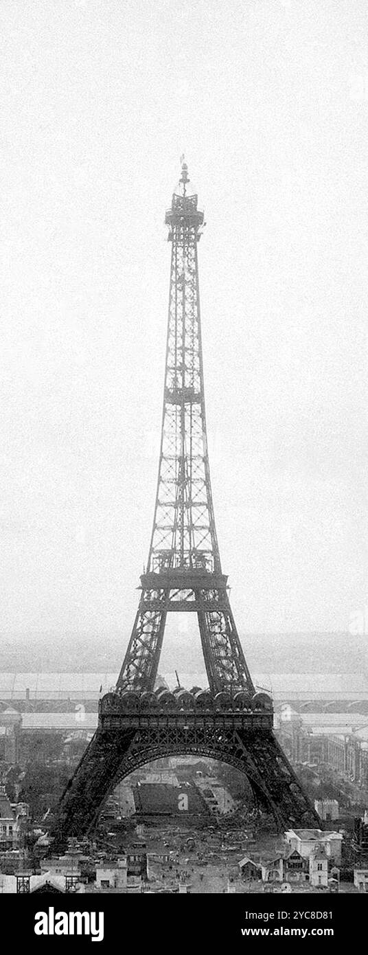 Der Bau des Eiffelturms in Paris. Der Turm sollte das Herzstück der Pariser Ausstellung 1889 sein, die zum 100. Jahrestag der Französischen Revolution stattfand. Es sollte 20 Jahre dauern, wurde aber durch die Experimente von Gustave Eiffel gerettet, wie etwa die Funkkommunikation. Sie wird jährlich von 7 Millionen Menschen besucht. Das Foto stammt vom 2. April 1889. Stockfoto