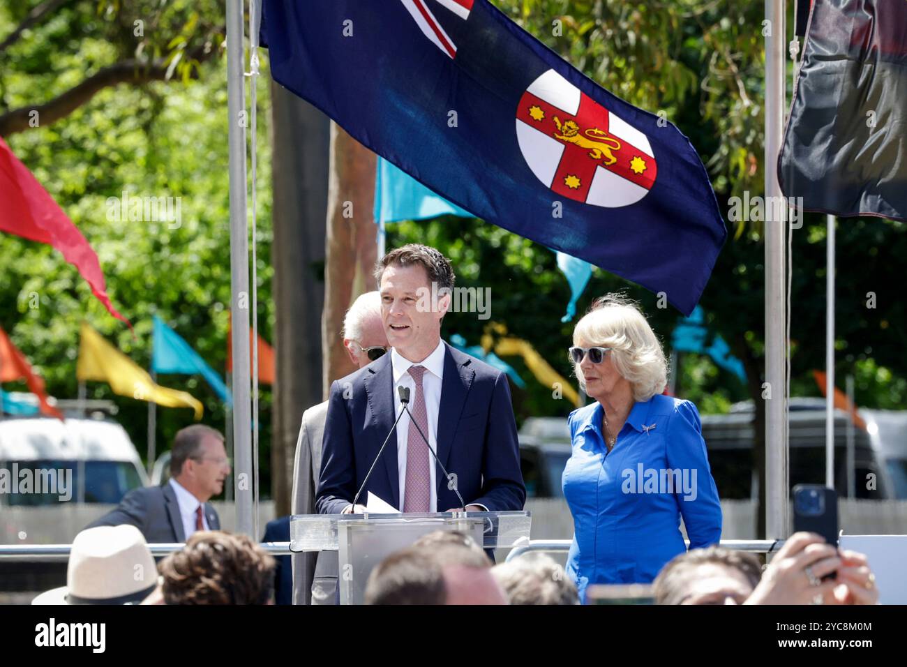 New South Wales Premier Chris Minns speaks as Britain's King Charles III, partly hidden, and Queen Camilla listen during the Premier's Community BBQ on Tuesday Oct. 22, 2024 in Sydney, Australia. (Brook Mitchell/Pool Photo via AP) Stockfoto