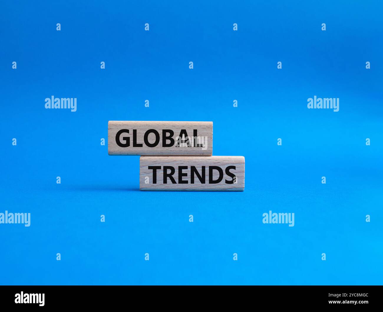 Symbol für globale Trends. Holzblöcke mit den Worten Global Trends. Wunderschöner blauer Hintergrund. Business and Global Trends Concept. Kopierbereich. Stockfoto