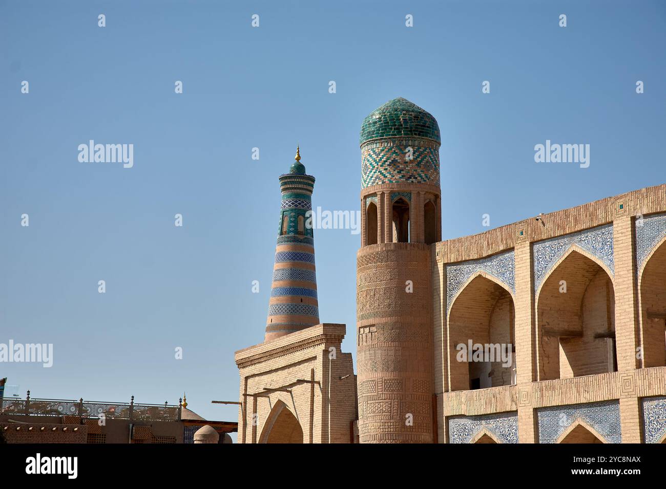 Die Kutlug Murad Inaq Madrasah in der historischen Stadt Chiwa, Usbekistan, ist ein atemberaubendes Beispiel islamischer Architektur entlang der Seidenstraße. Stockfoto