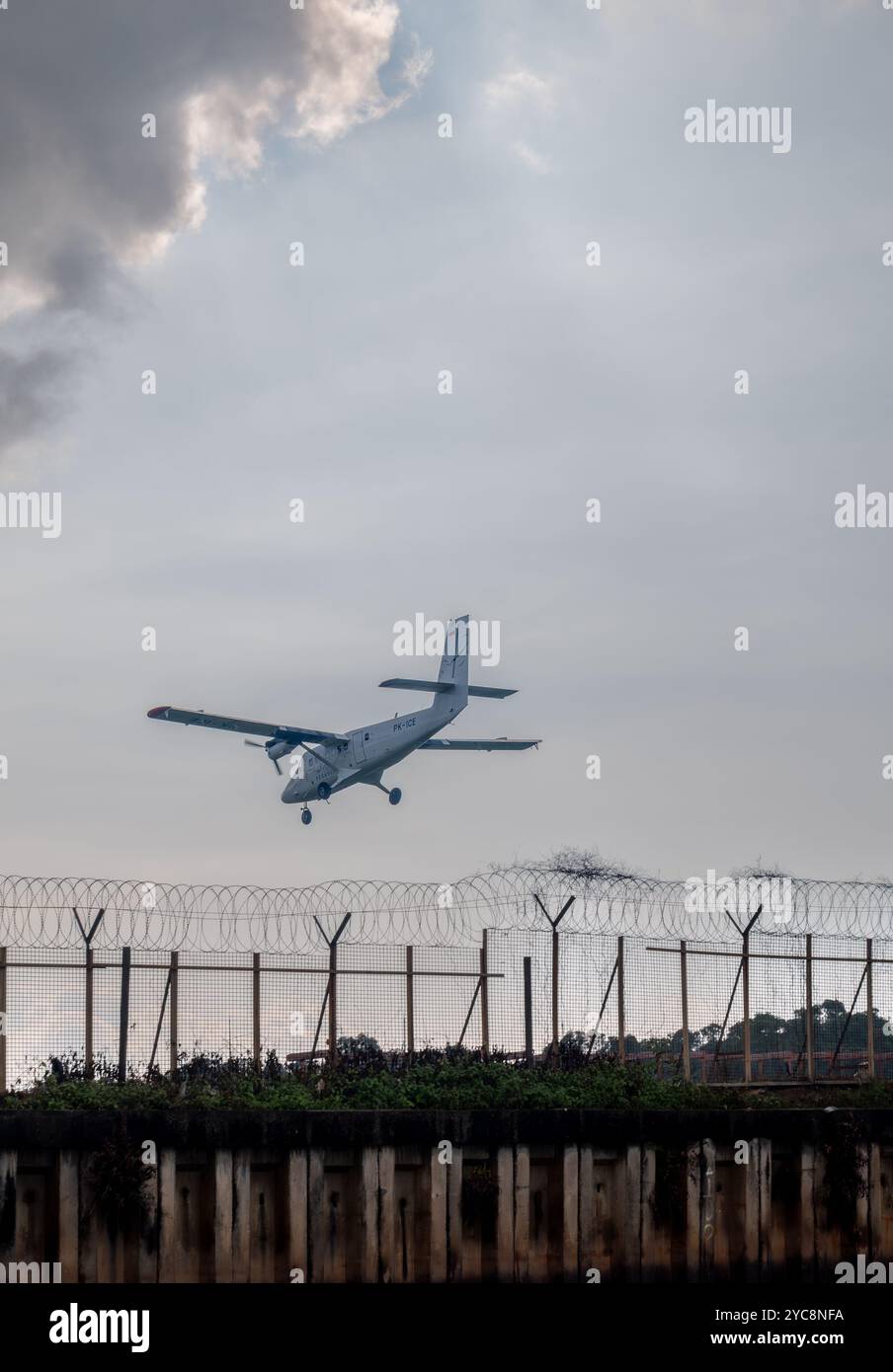 Pegasus Air Service Verkehrsflugzeuge bereiten sich auf die Landung am Flughafen Balikpapan vor Stockfoto