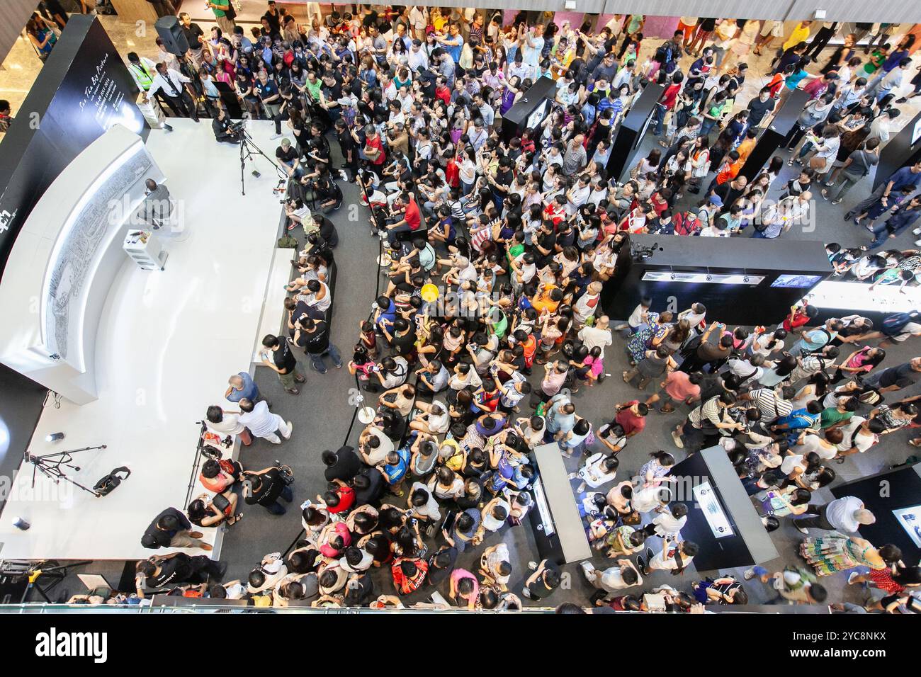 Fans der Menschenmenge treffen sich, um Stephen Wiltshire zu sehen, wie er Singapur durch sein fantastisches fotografisches Gedächtnis mit einem Blick zeichnet. Stockfoto