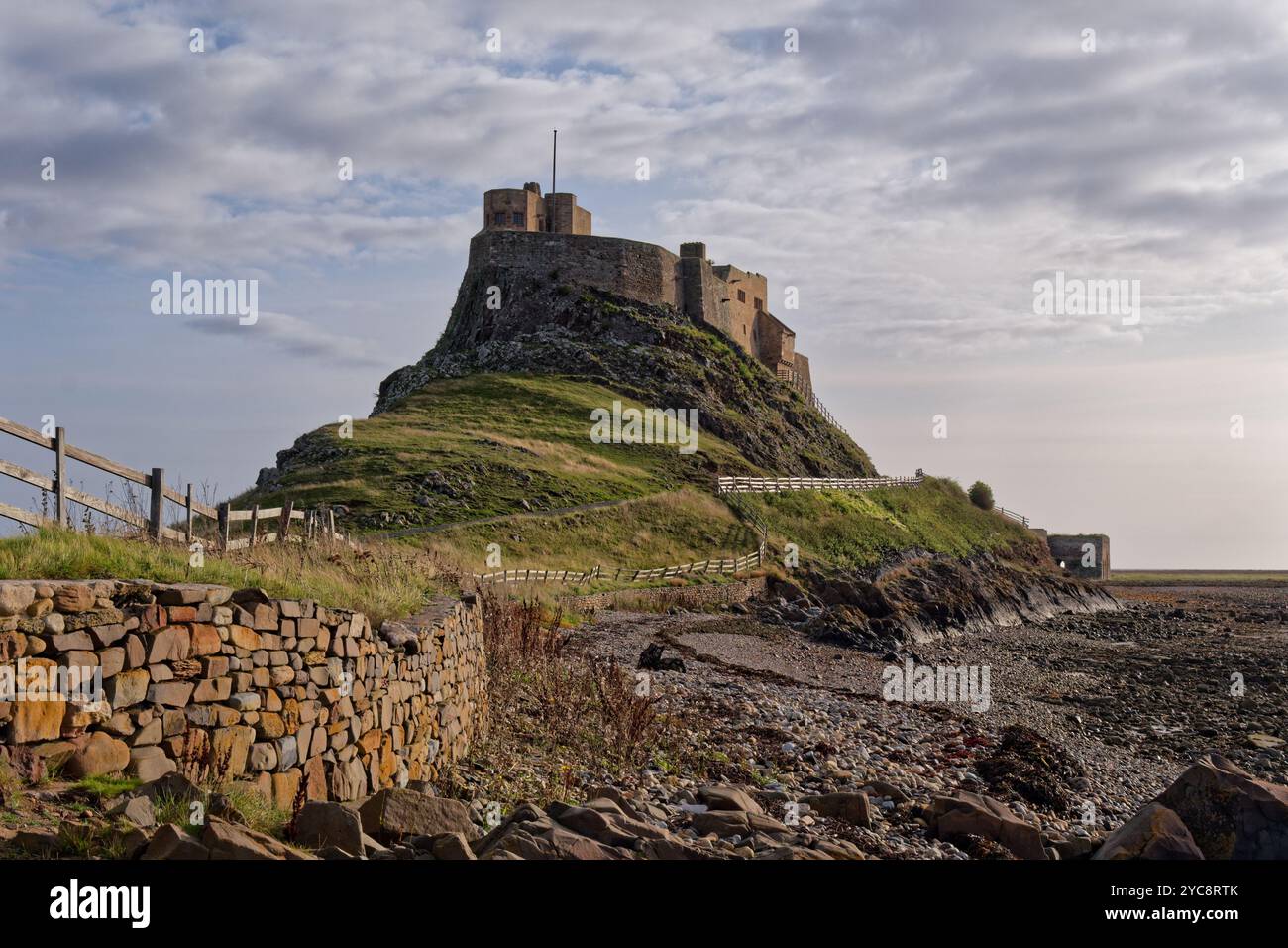 Ein sonnendurchflutetes Lindisfarne Castle Stockfoto